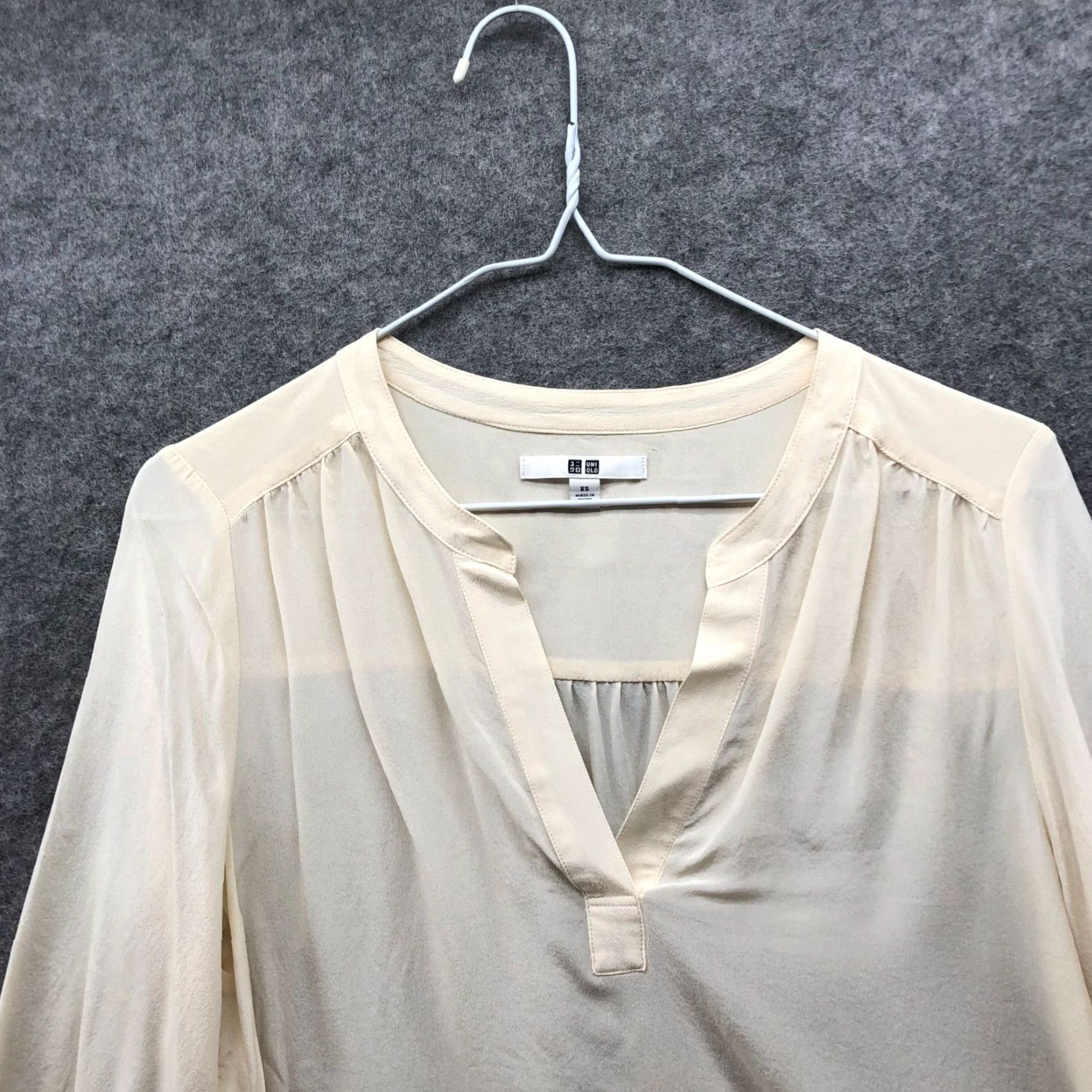 Uniqlo Uniqlo Blouse Women XS Ivory 3/4 Sleeve V-Neck Popover Lightweight Silky Casual Shirt Womens XS Size XS / US 0-2 / IT 36-38 - 3 Thumbnail