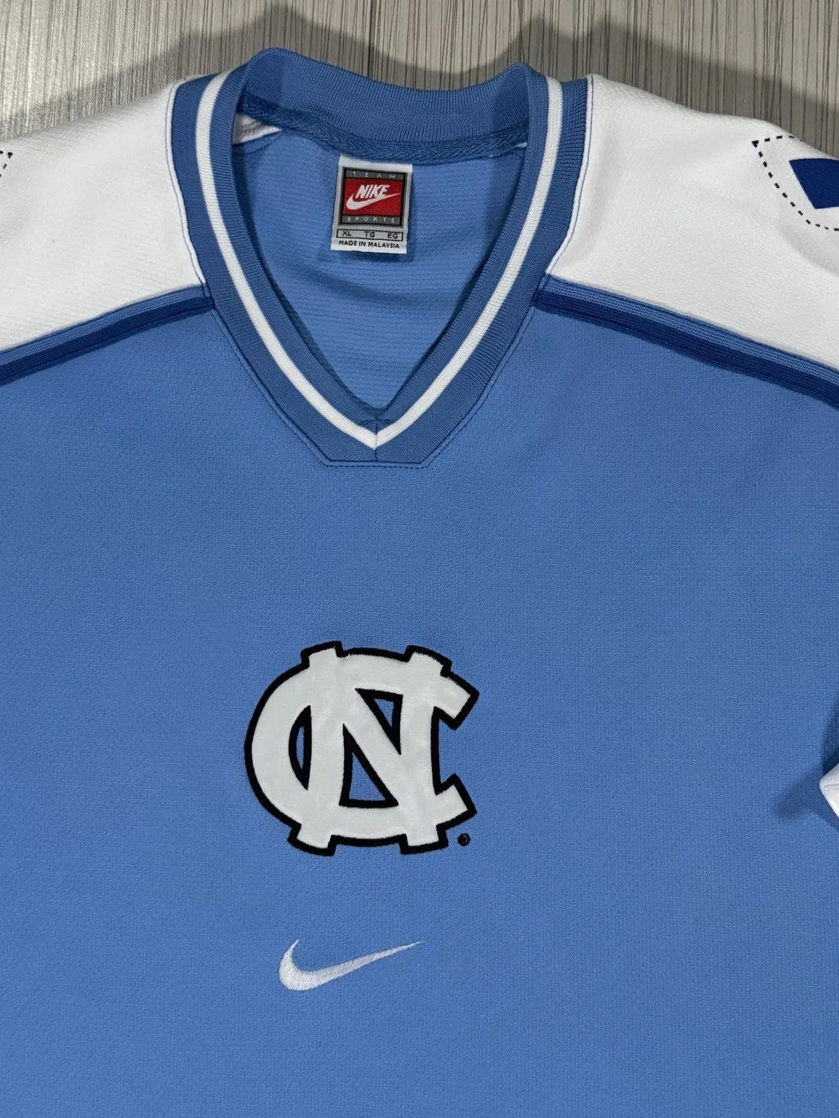Nike Vintage Nike University Of North Carolina Shirt (Size XL) Size US XL / EU 56 / 4 - 2 Thumbnail