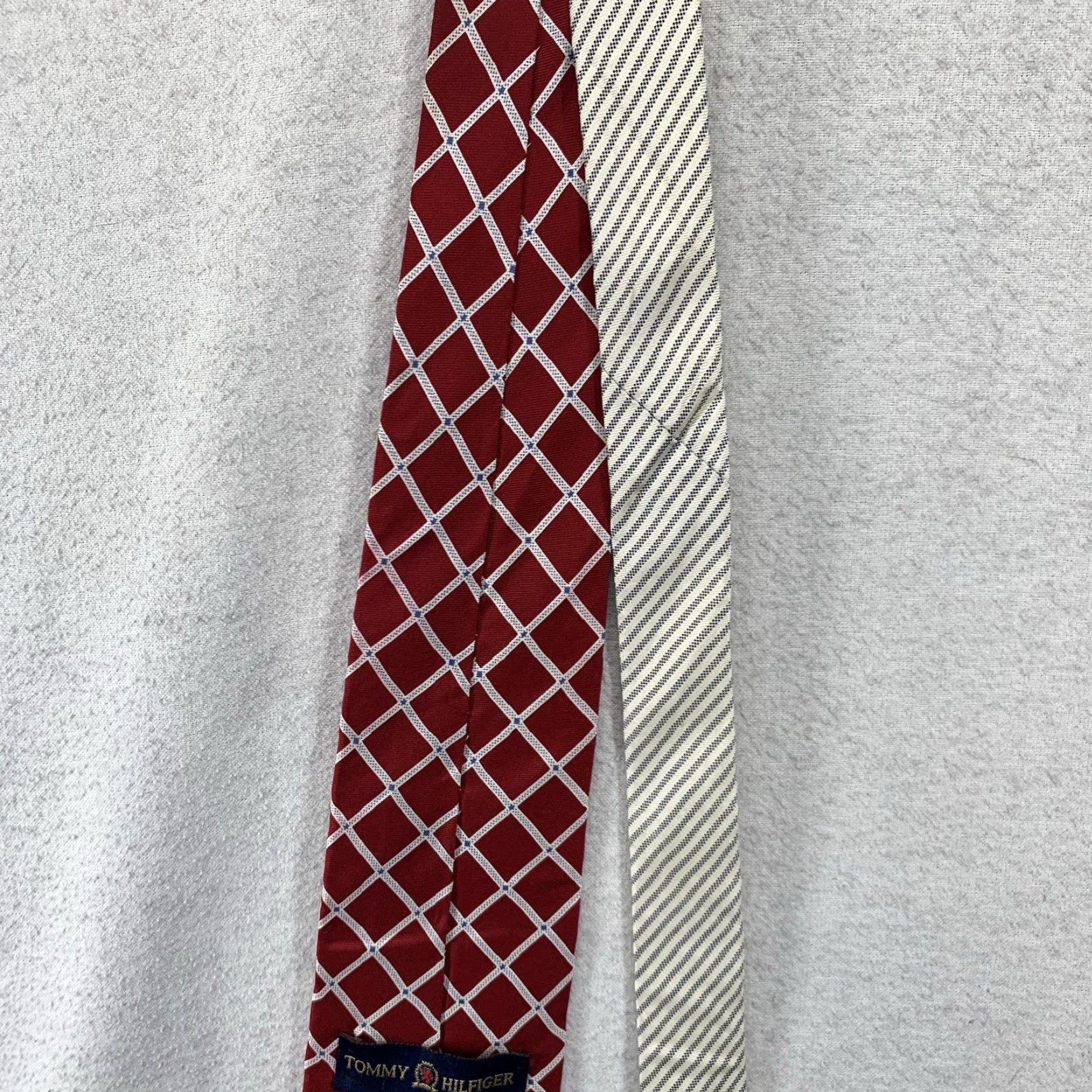 Tommy Hilfiger VINTAGE Tommy Hilfiger Men Tie Designer Silk Geometric Pattern 58x4 Made in USA Preppy Golf Size ONE SIZE - 2 Thumbnail