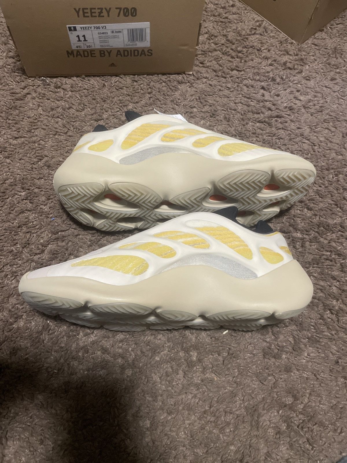 Adidas Yeezy 700 v3 safflo Size US 11 / EU 44 - 4 Thumbnail