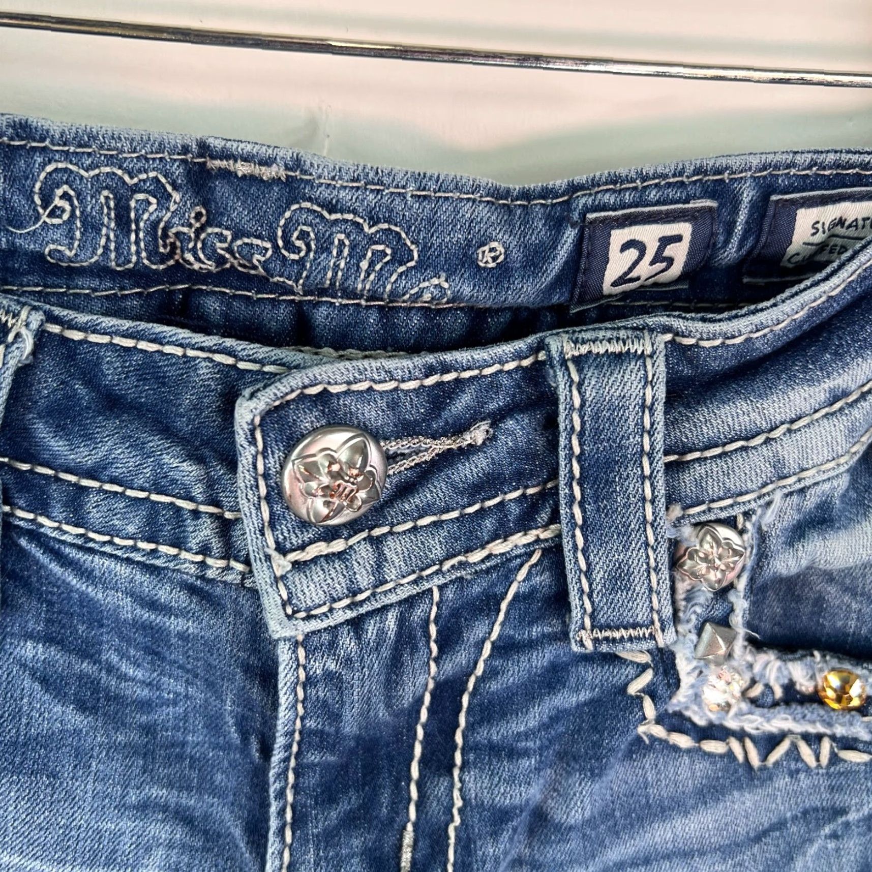Miss Me Miss Me Jeans Women’s Cropped Denim 25 Regular Blue 28x21 Embroidered Rhinestone Studded 90s Rock Logo Mens? Size 42" / US 20 - 7 Thumbnail