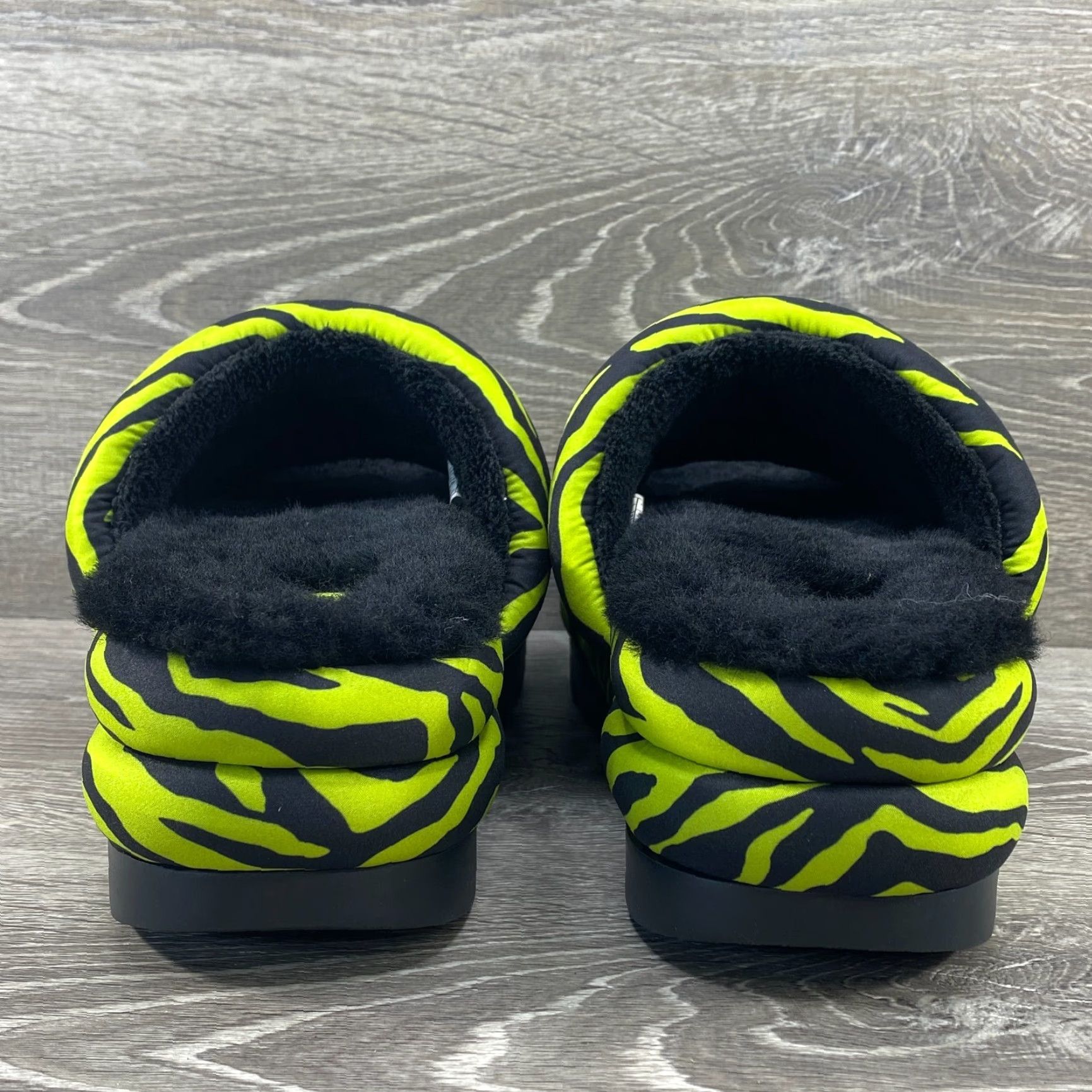 Ugg UGG Maxi Slide WMS 10 Casual Slides Lime Green Tiger Print Black Slip On Women Slipper Adult 10 Lime Green Black Tiger Print Slide Size US 8 / IT 38 - 6 Thumbnail