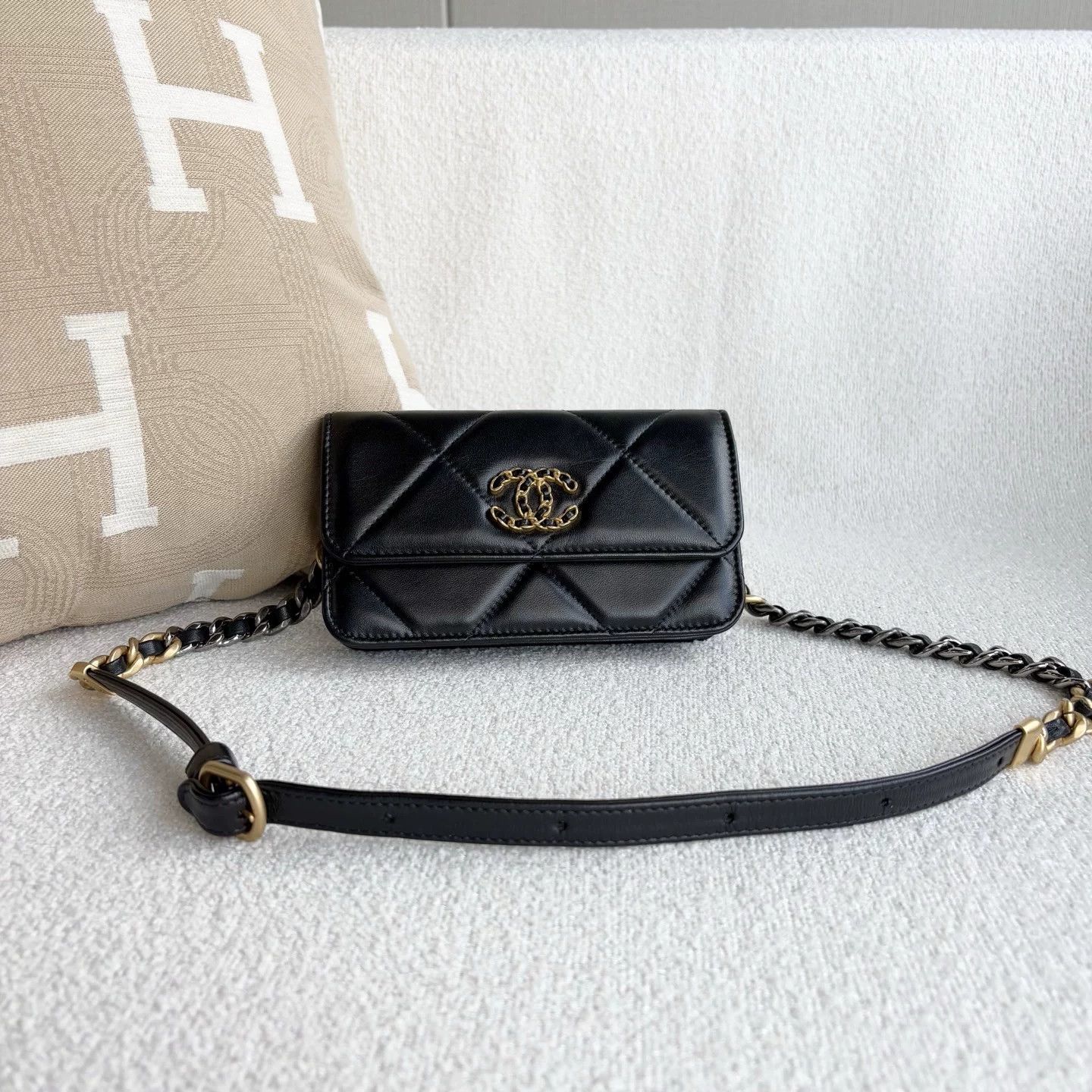 Chanel Pre-loved Bag Very good condition Size ONE SIZE - 1 Thumbnail
