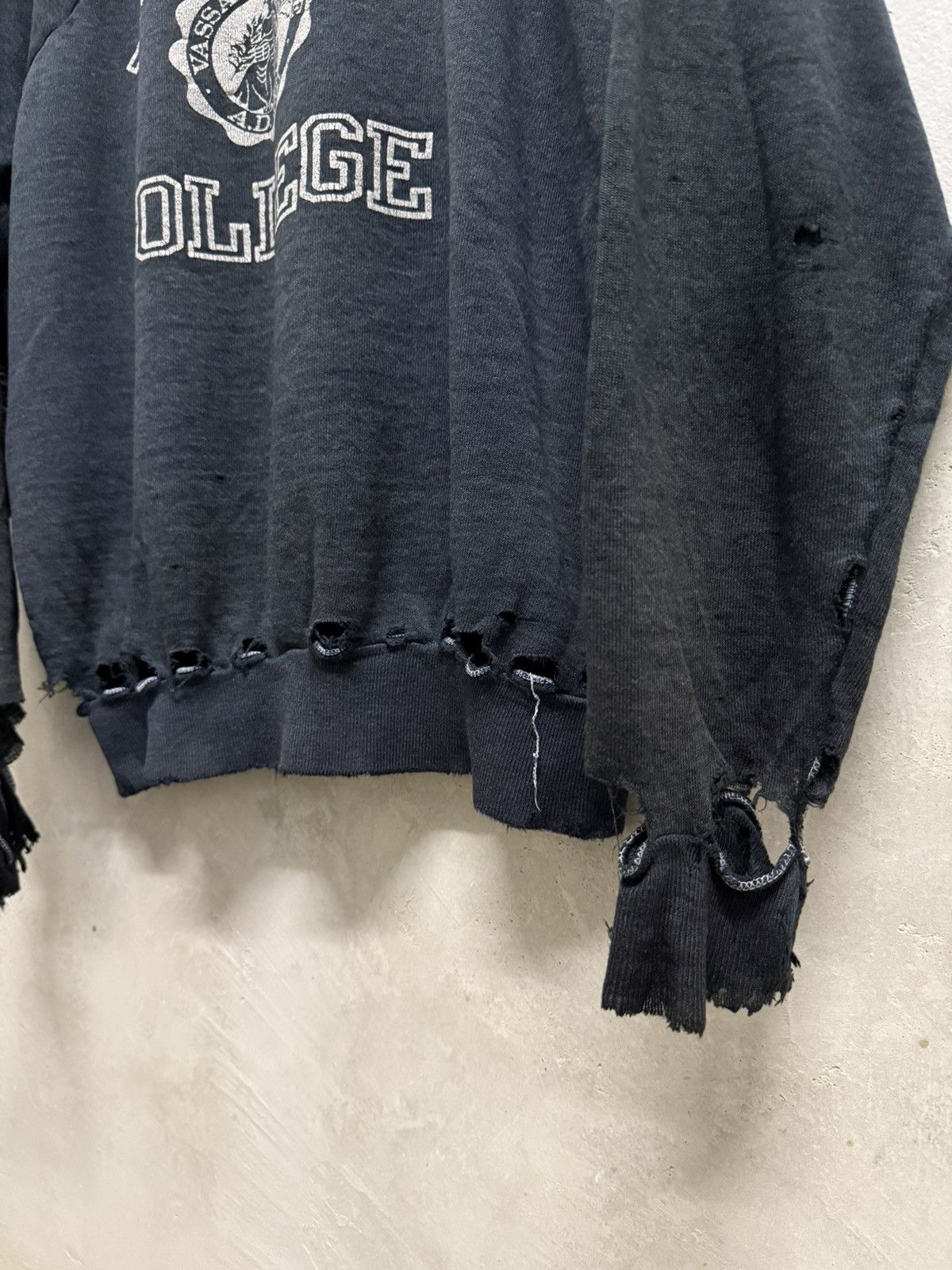 Vintage Vintage 80s Distressed Vassar College Thrashed Sweatshirt Size US M / EU 48-50 / 2 - 5 Thumbnail