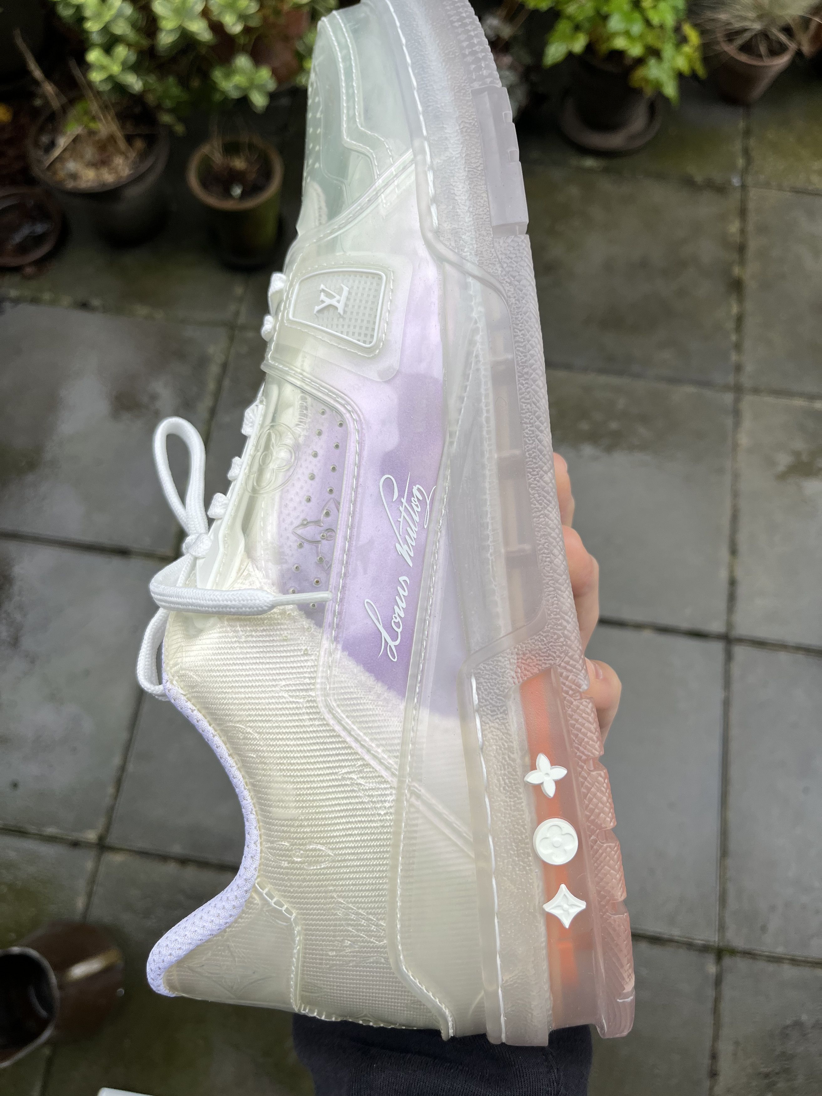 LV Trainer white transparent