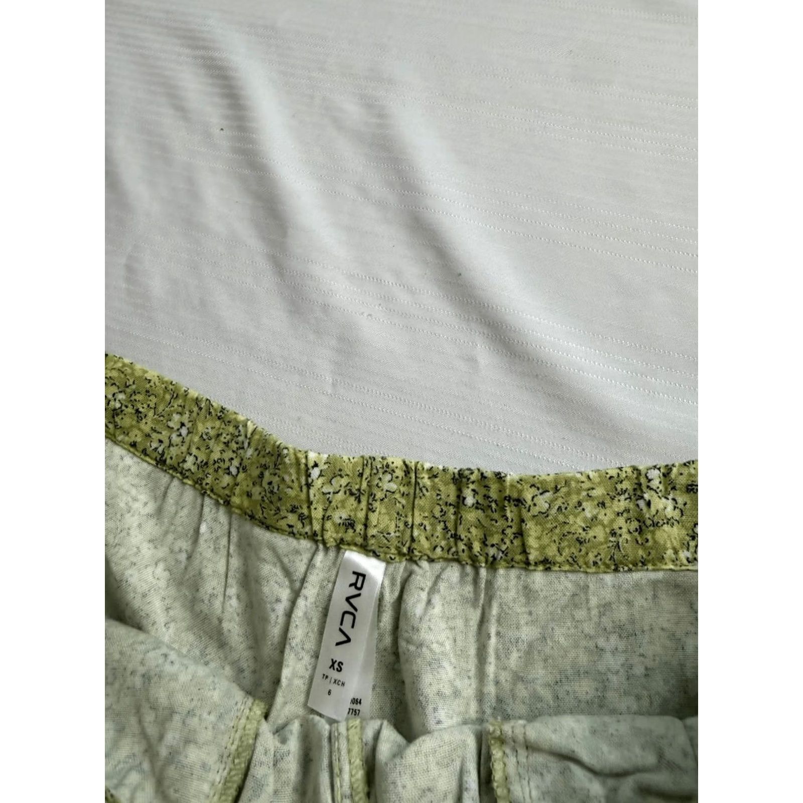 Rvca Shorts Womens Xs Green Floral Viscose New Yume, Women's (Size 26) — image 3 of 6
