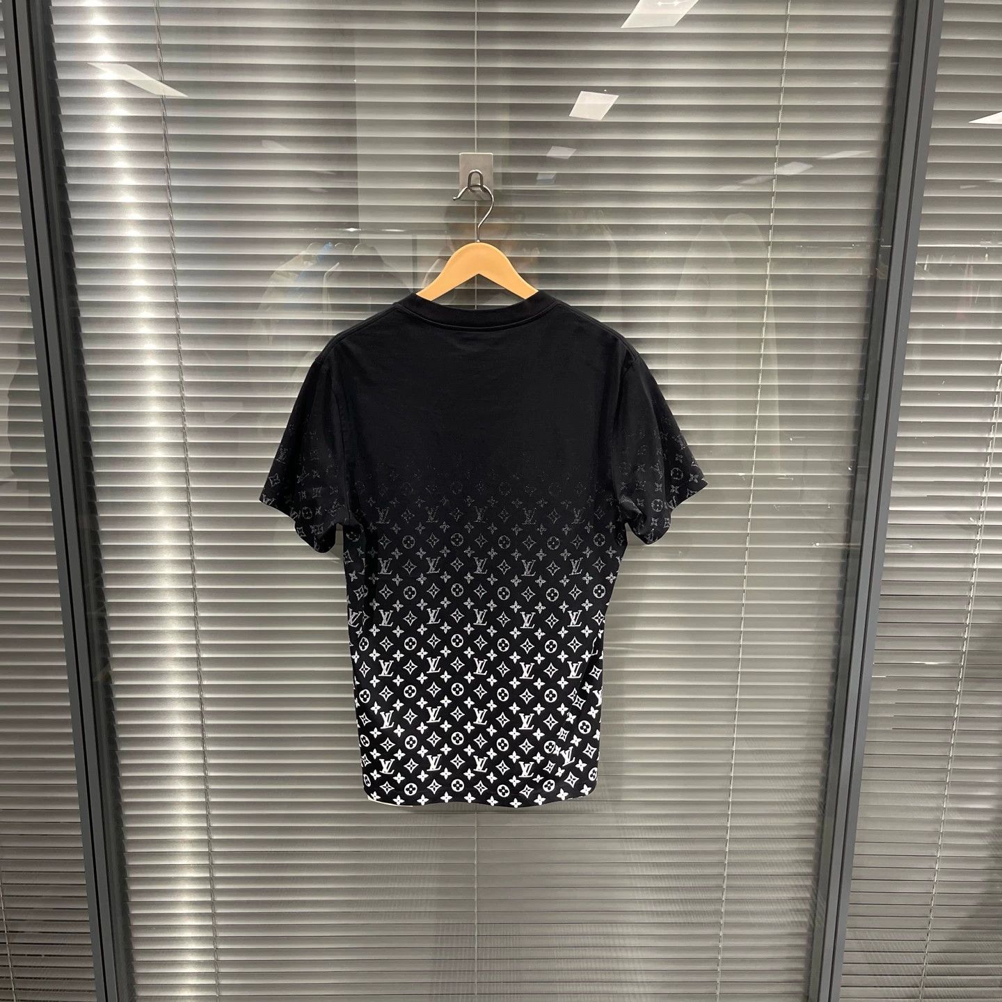 Louis Vuitton LV Black Gradient All Over Print Short Sleeve Size US L / EU 52-54 / 3 - 2 Thumbnail