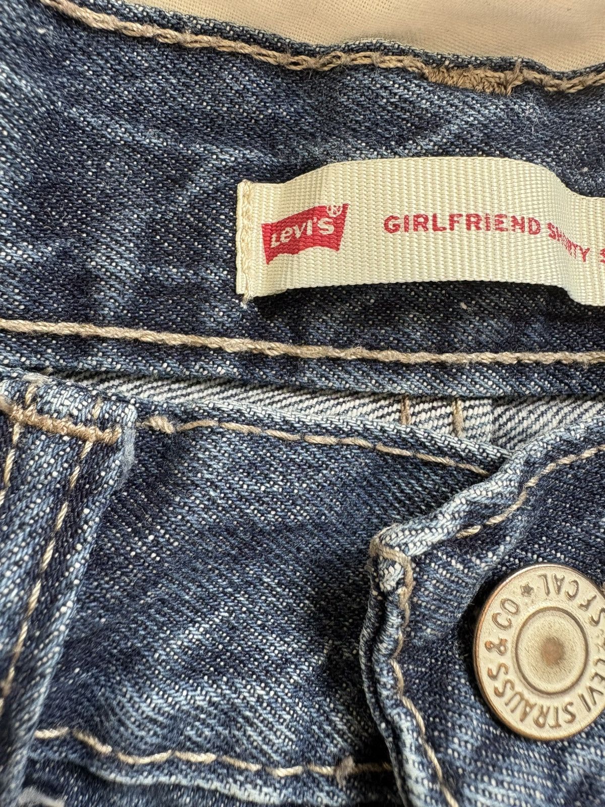 Levi's Levi’s Girlfriend Shorty Short denim shorts W25 / age 14 Size 25" / US 0 / IT 36 - 2 Thumbnail