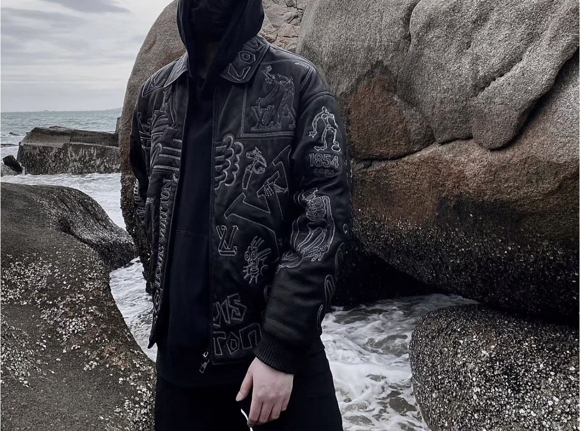 Louis Vuitton LOUIS VUITTON Black embroidered leather aviator jacket 2504 Size US S / EU 44-46 / 1 - 6 Thumbnail