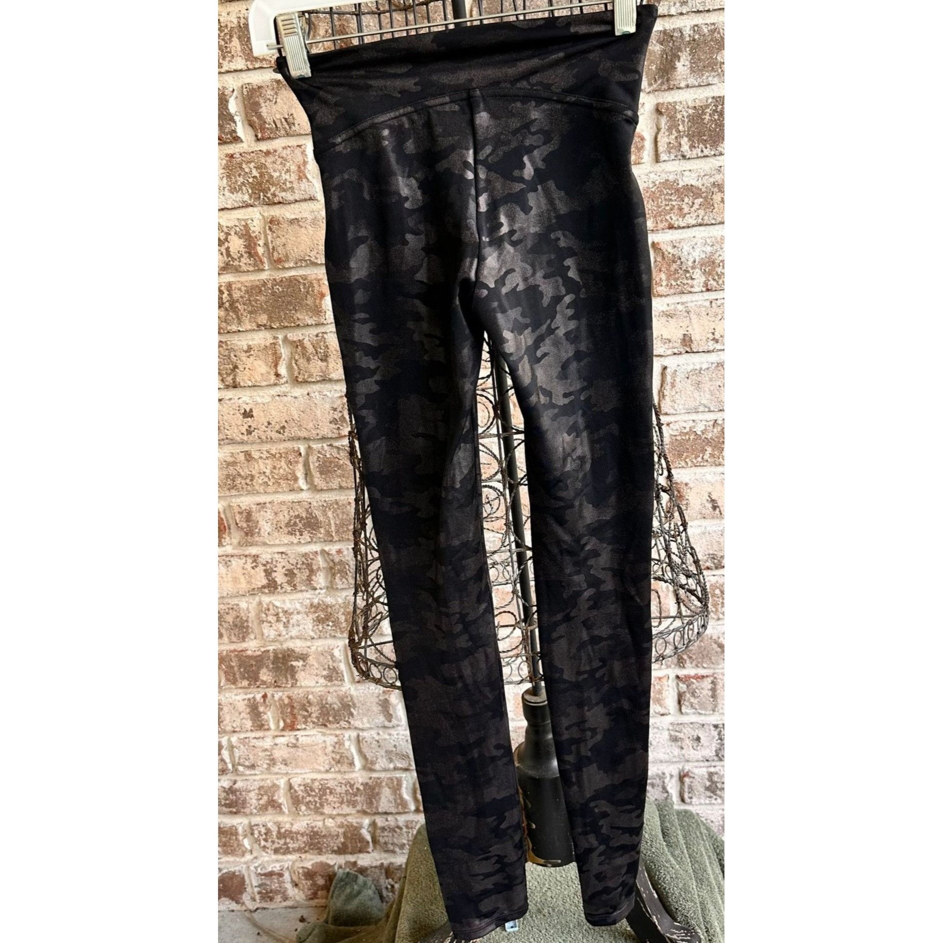 Spanx Spanx Look At Me Now Black Camo Leggings XS Extra Small Size 22" - 5 Thumbnail