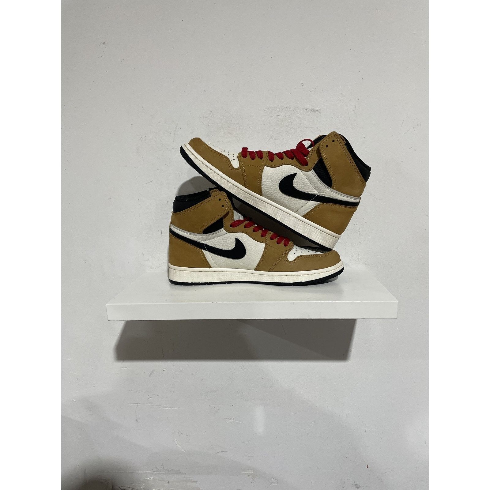Jordan Brand JORDAN 1 RETRO ROOKIE OF THE YEAR SIZE 9 PREOWNED Size US 9 / EU 42 - 2 Thumbnail