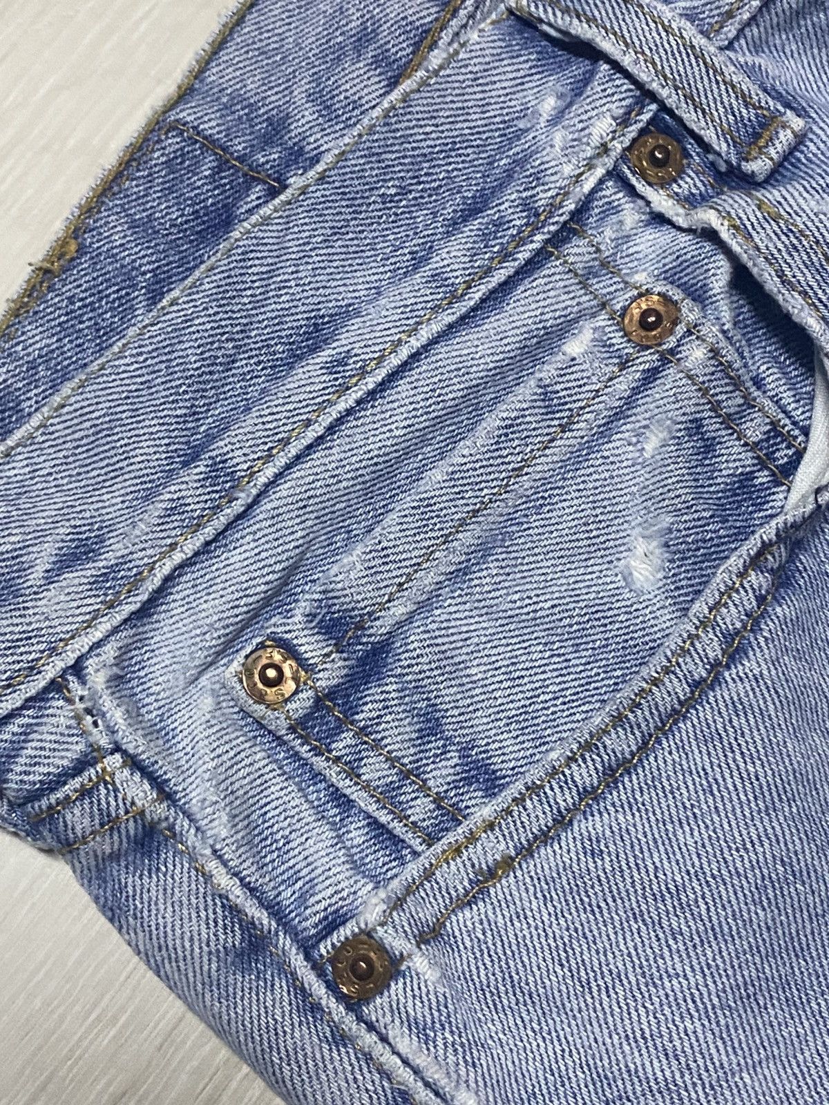 Levi's Vintage Levis 550 Y2K Light Wash Distressed Loose Jeans Size US 35 - 9 Thumbnail