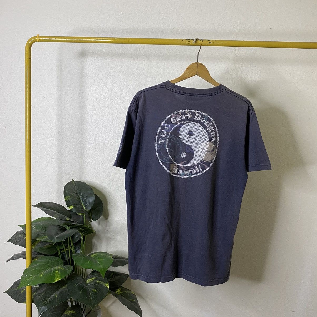 Vintage Y2K T&C Surf Design Hawaii Big Ying Yang Logo Surfing Tee Size US L / EU 52-54 / 3 - 1 Thumbnail