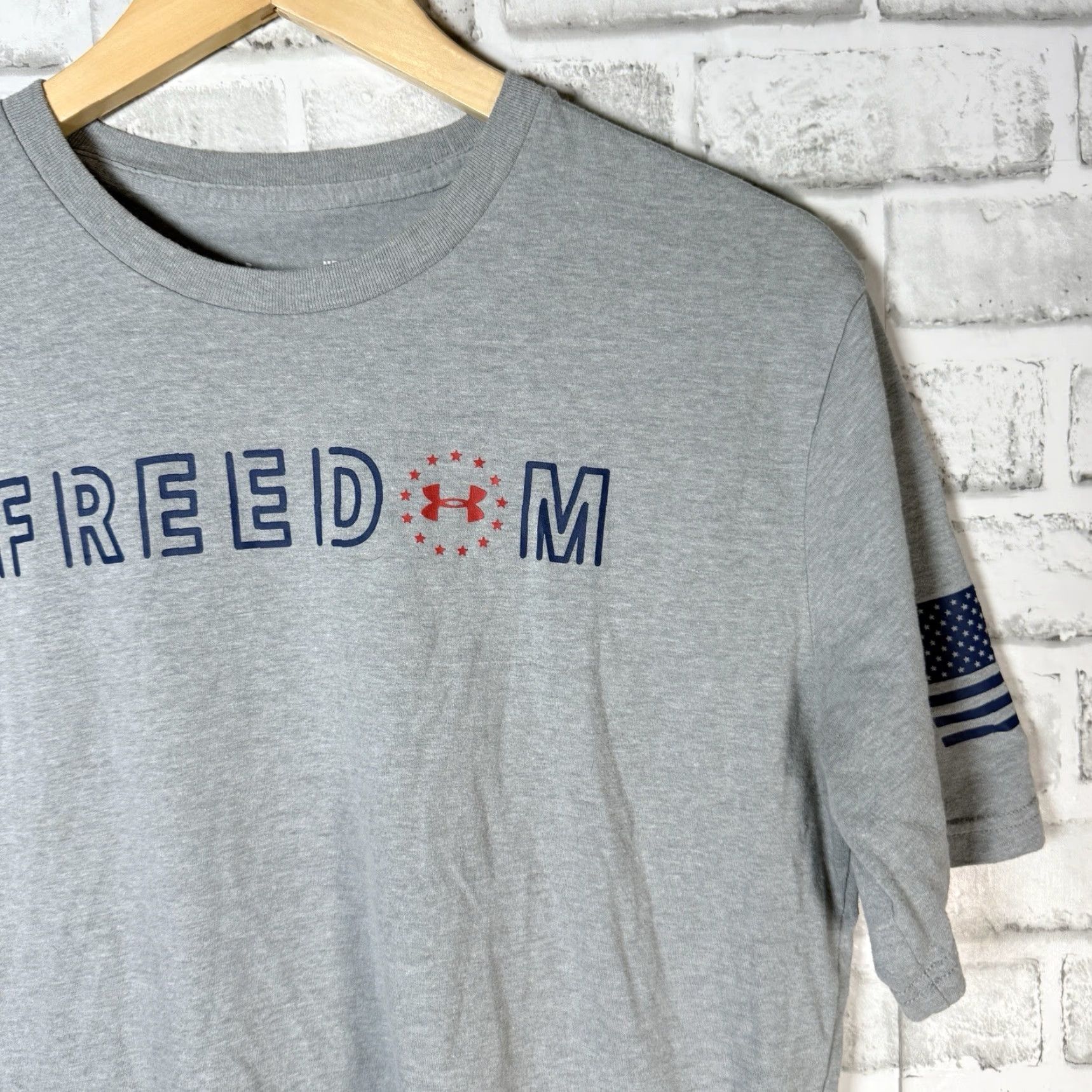 Under Armour VINTAGE Under Armour T-Shirt Men Gray HeatGear Freedom Graphic 90s Casual Mens Size M Size US M / EU 48-50 / 2 - 2 Thumbnail