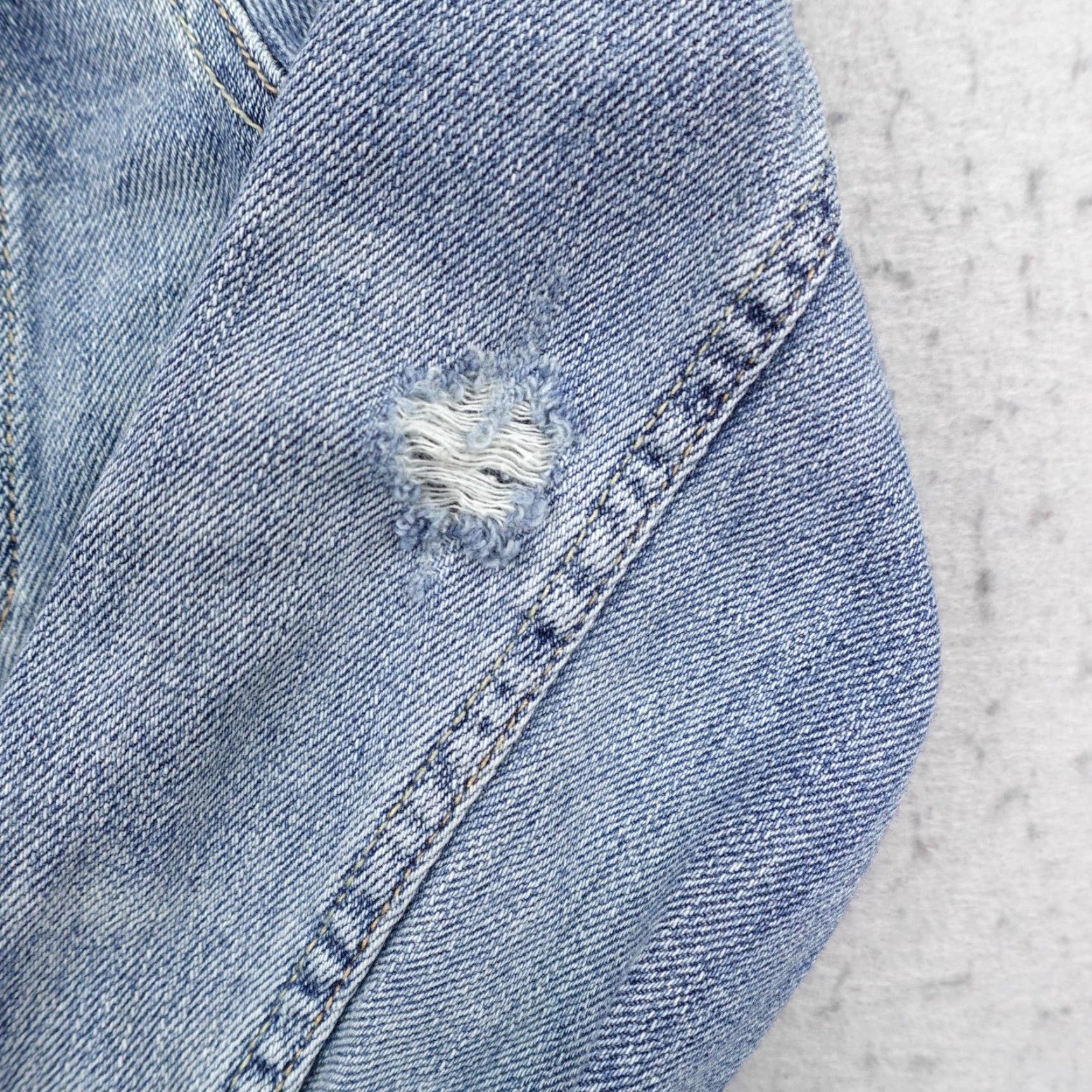Abercrombie & Fitch Abercrombie & Fitch Jacket Womens Small Blue Denim Distressed Trucker Coat Jeans Pocket Short Sleeve Button Coat/ Jacket Size 28" / US 6 / IT 42 - 4 Thumbnail