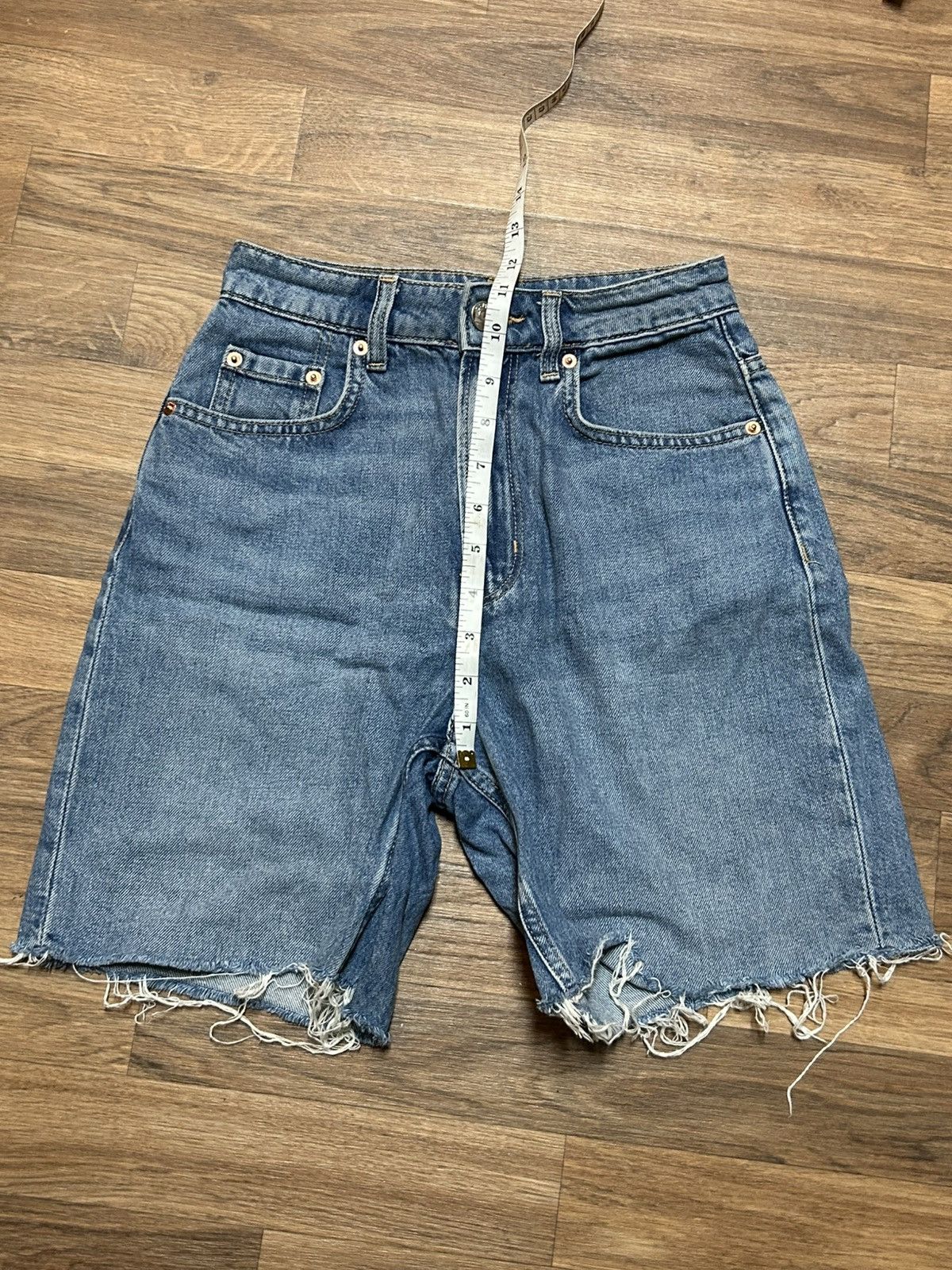 Divided Divided H&M women's raw frayed hem medium wash denim shorts Size 24" / US 00 / IT 34 - 5 Thumbnail