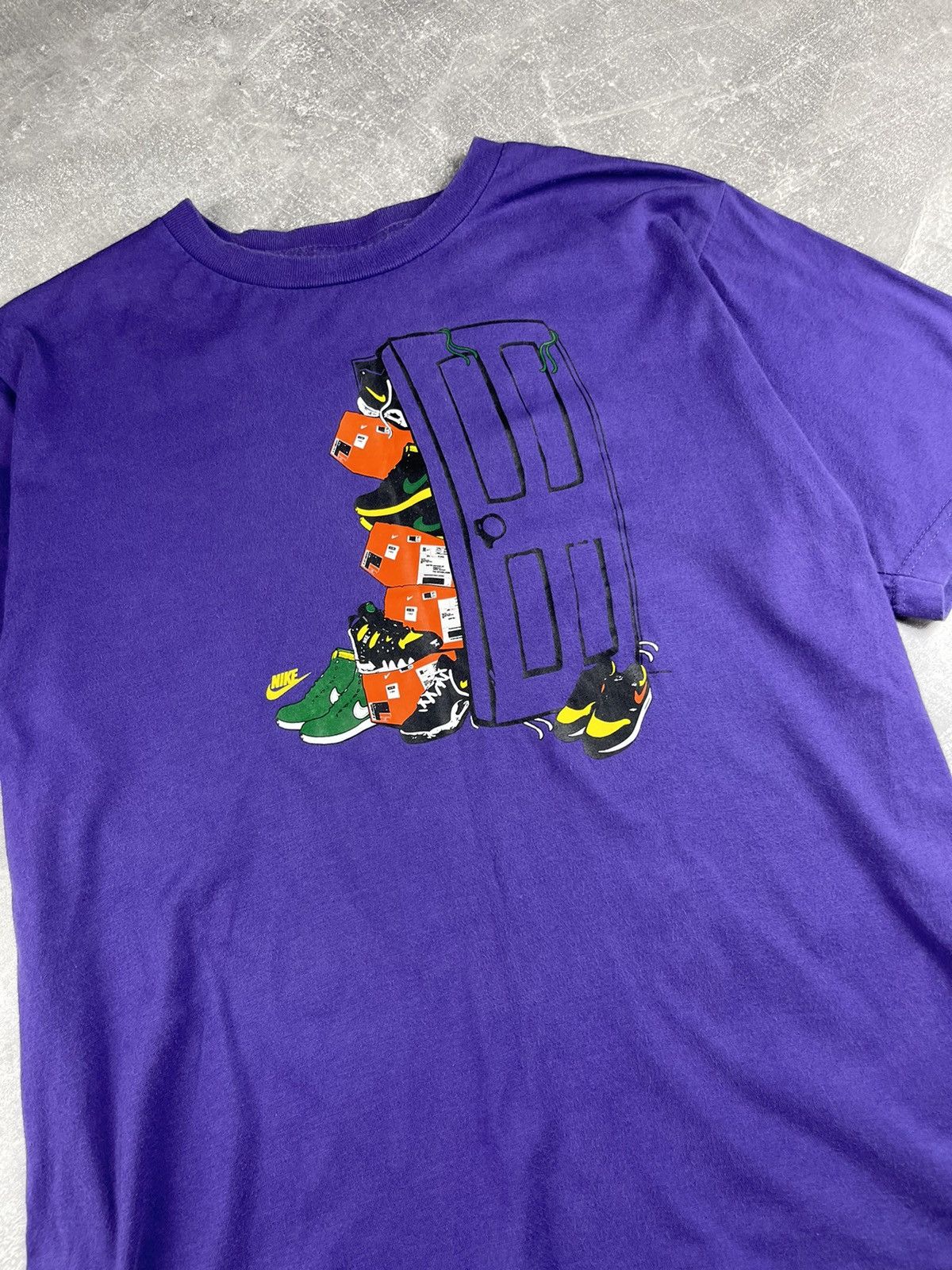 Nike × Vintage Nike Vintage 90s Rare Big Logo Sneakers Print T-Shirt Size US S / EU 44-46 / 1 - 4 Thumbnail