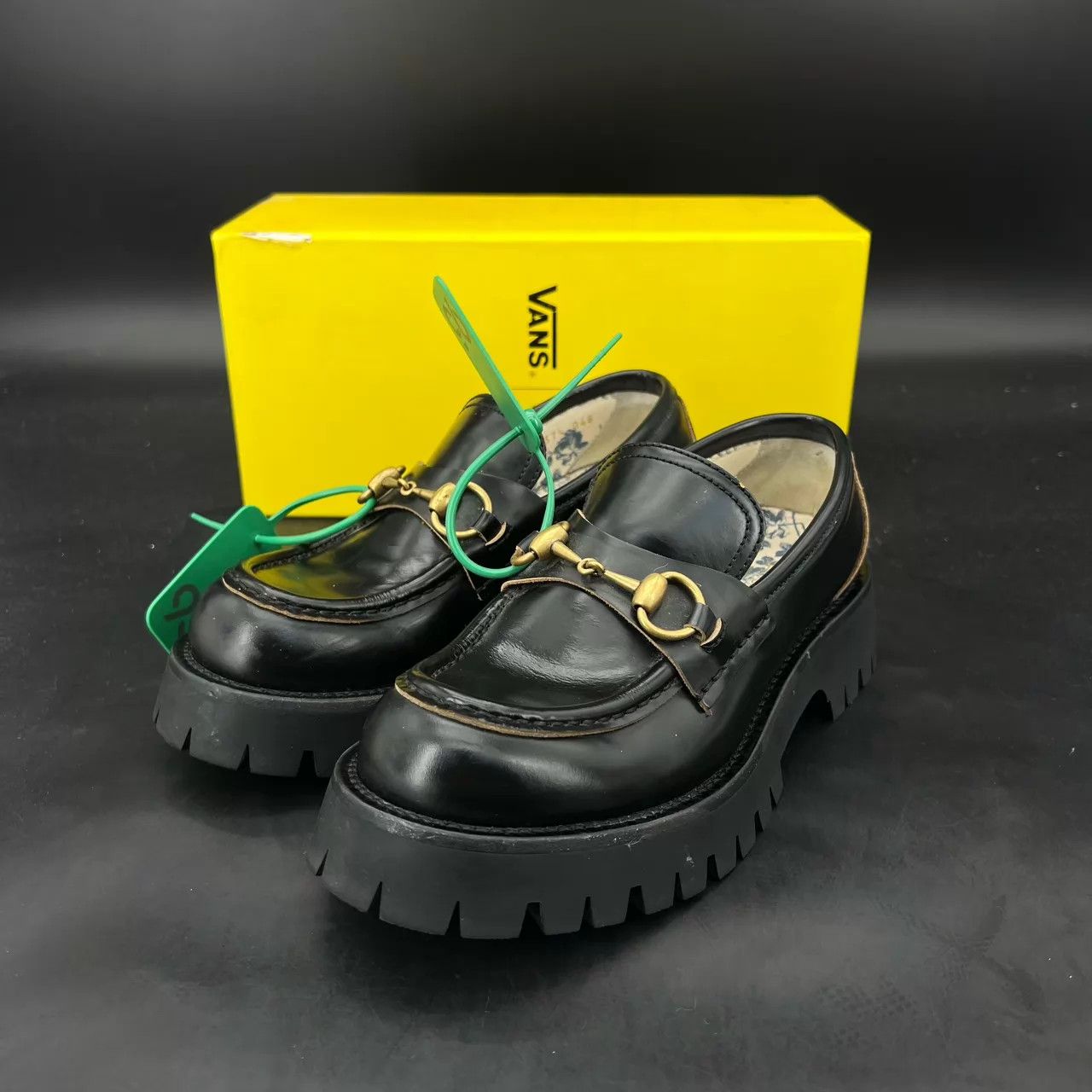 Gucci Gucci Bee Embroidered Loafer 37.5 2-3 wears near new Size US 7 / IT 37 - 1 Thumbnail