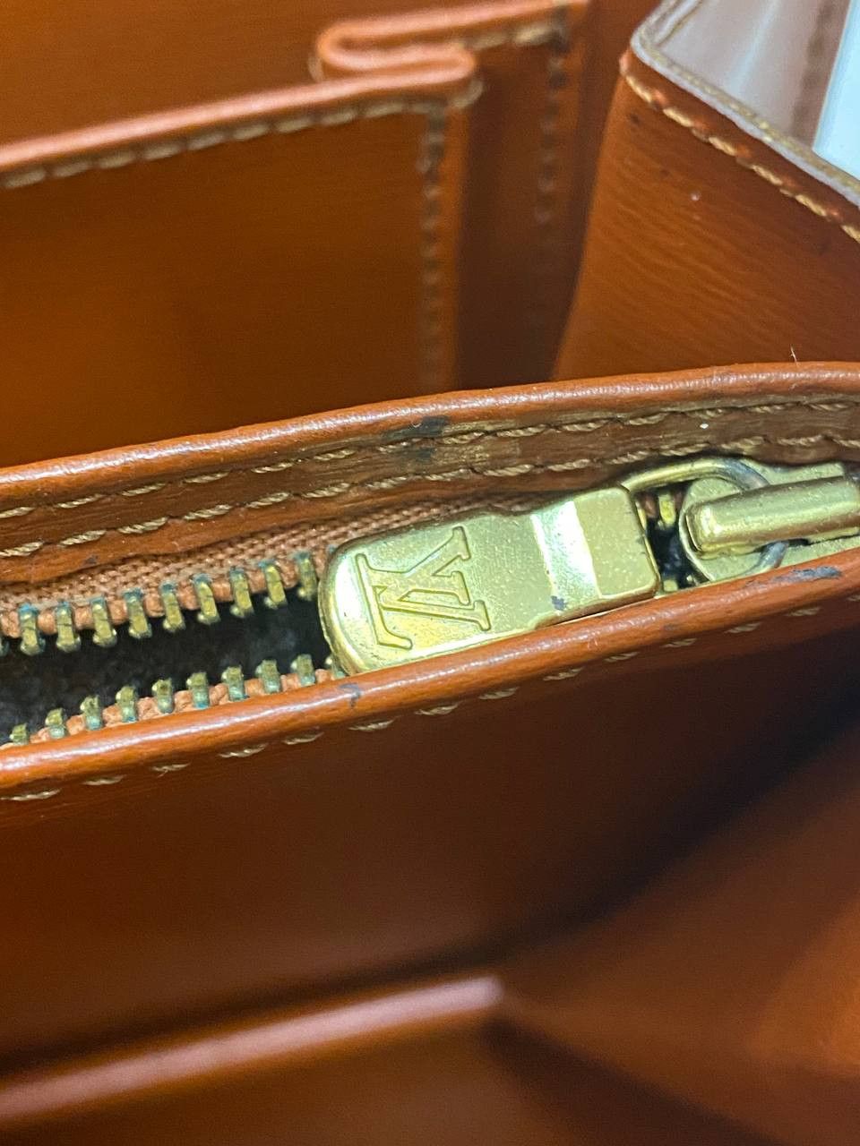 Louis Vuitton Louis Vuitton Epi Leather Capuchin Shoulder Bag Kenyan Brown Size ONE SIZE - 8 Thumbnail