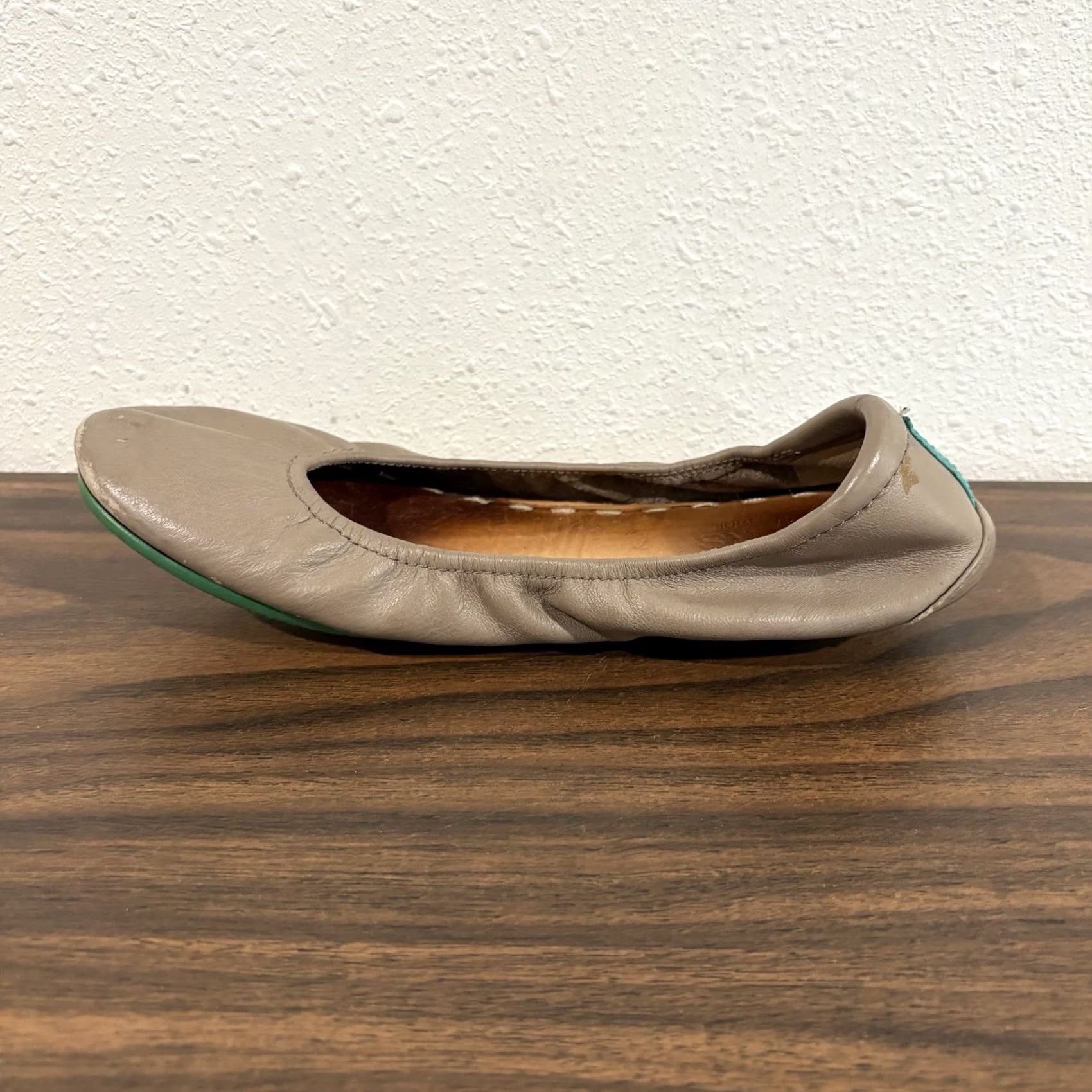 Vintage Tieks Ballet Flats Womens 7 Taupe Leather Teal Sole Foldable Size US 7 / IT 37 - 6 Thumbnail