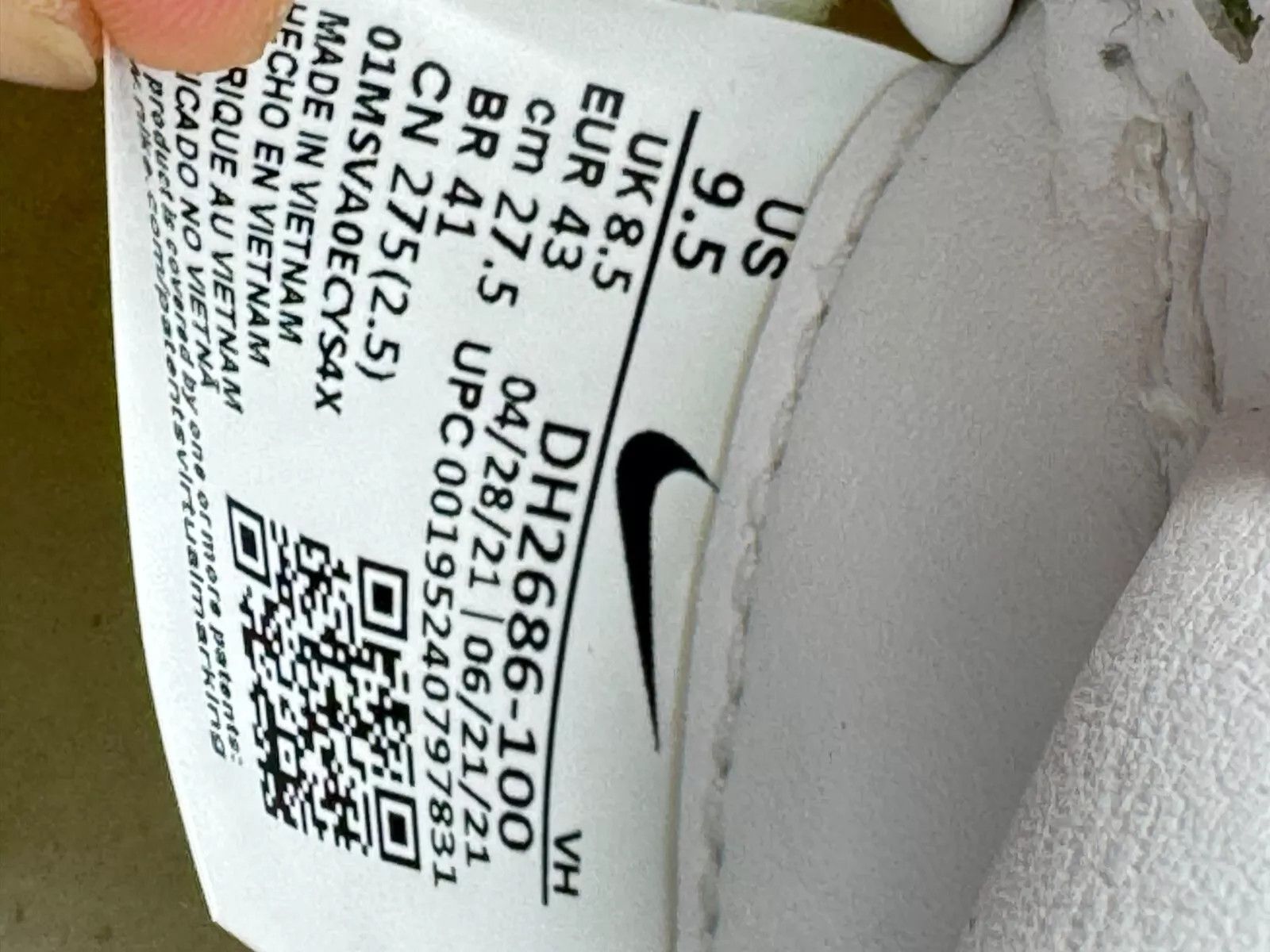 Dover Street Market × Nike DSM Nike Dunk Low Velvet White Size US 9.5 / EU 42-43 - 6 Thumbnail