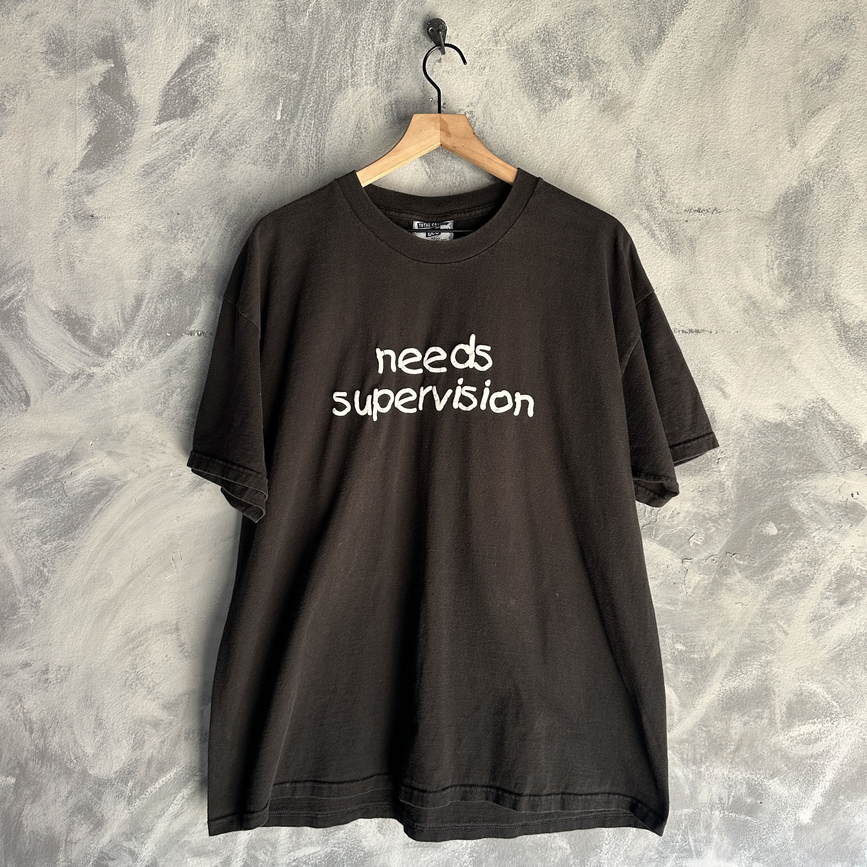Lee Vtg Needs Supervision T Shirt Black Funny Joke Puff Print Size US XL / EU 56 / 4 - 1 Thumbnail