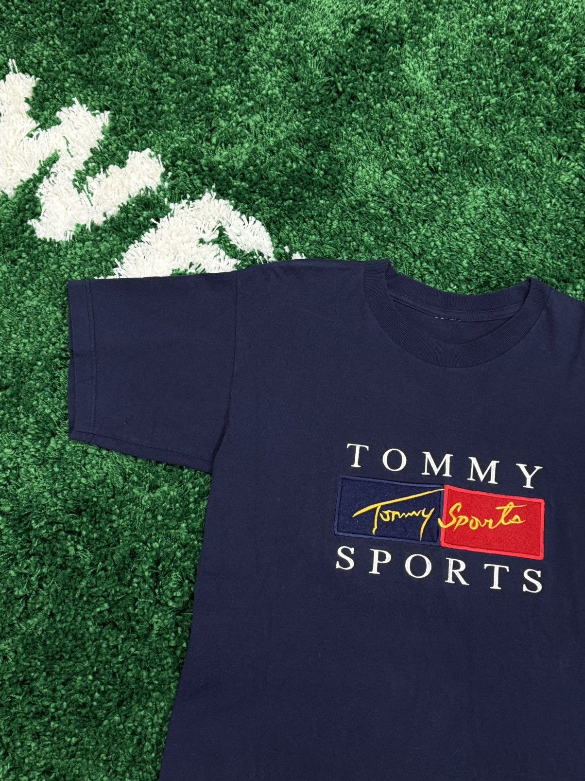 Tommy Hilfiger × Vintage Vintage Tommy Hilfiger Sport Patch Tee Navy 90s XL Size US XL / EU 56 / 4 - 2 Thumbnail