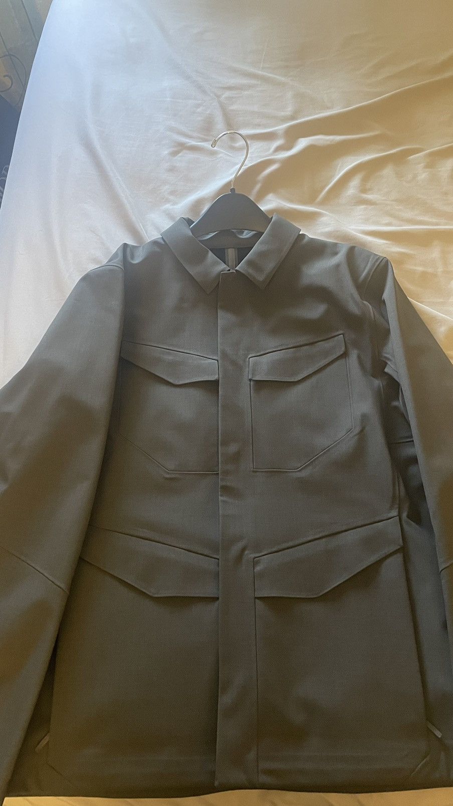 Field Softshell Tech Wool Overshirt】 Price : ¥110,000(tax in) Color : Shade  / Black すっきりとしたシルエット、快適な着心地、機能性、そして洗練された機能美が魅力のフィールド ソフトシェル テックウール オーバーシャツ。  丈夫で通気性に優れたソフトシェルを 