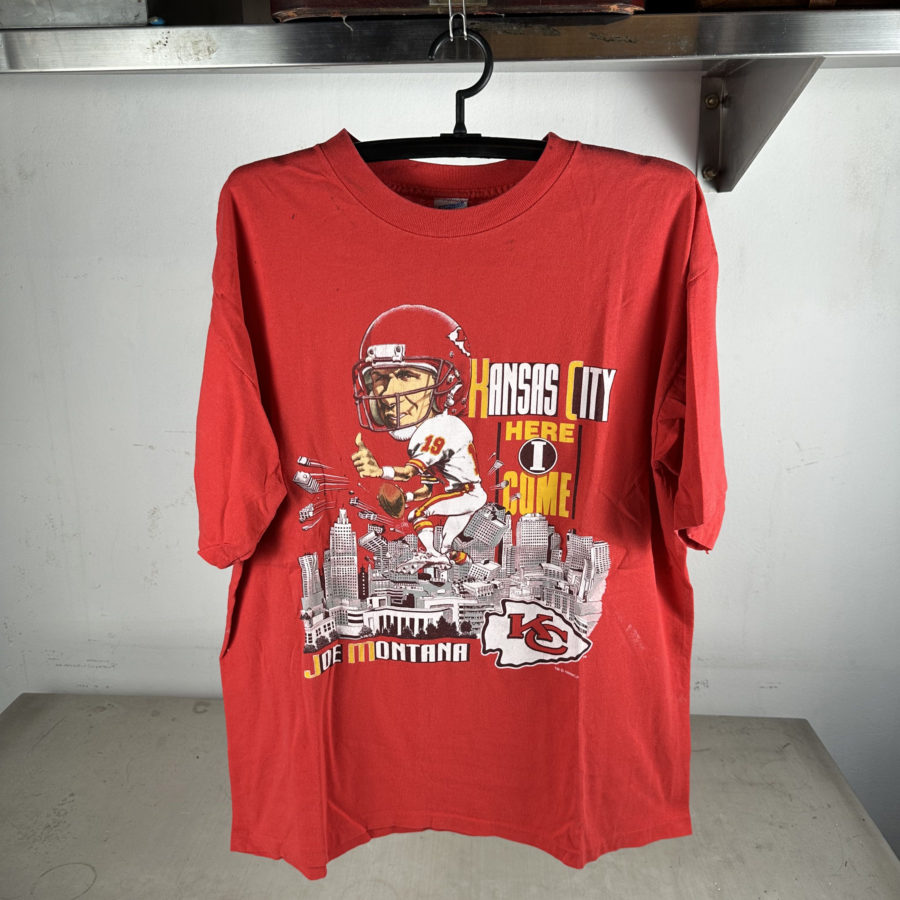 Vintage 1993 Joe Montana Kansas City Chiefs NFL Caricature T-shirt Size US XL / EU 56 / 4 - 1 Thumbnail