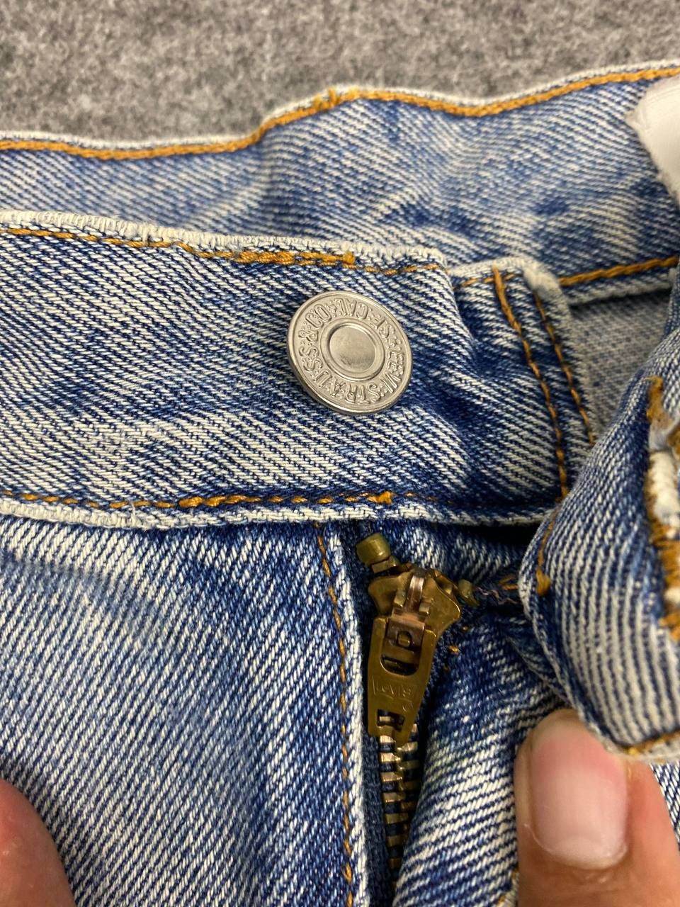 Levi's vintage levis 550 lightwash distressed baggy denim Size US 35 - 12 Thumbnail