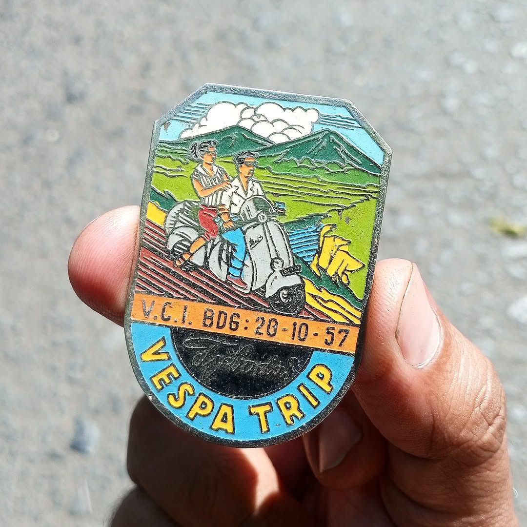 Vintage Vintage Pin vespa lambretta euro scooter Size ONE SIZE - 1 Thumbnail
