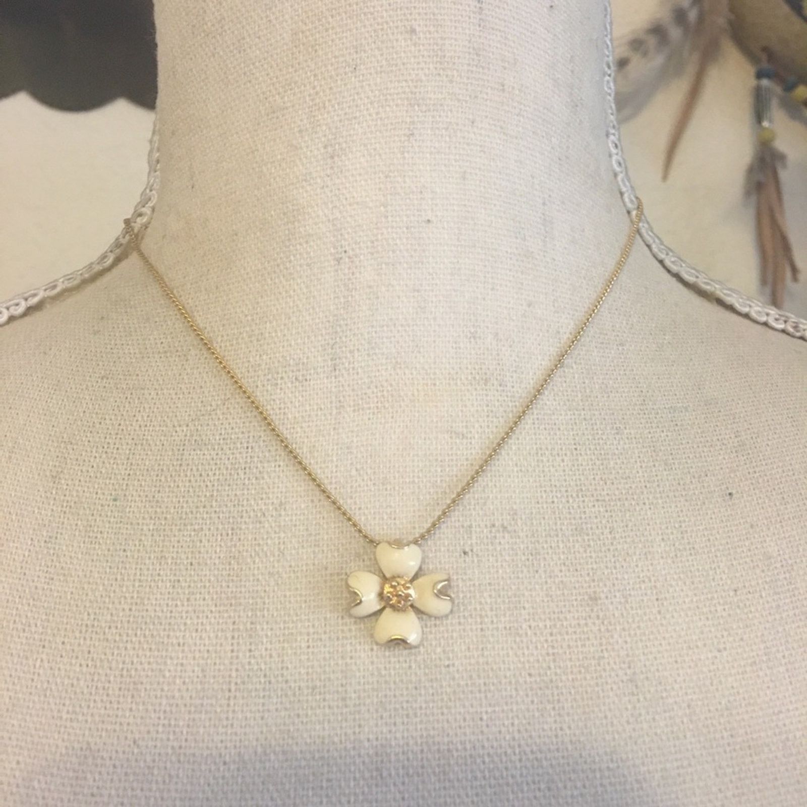 Vintage Vintage 80s enamel flower pendant on chain Size ONE SIZE - 1 Thumbnail