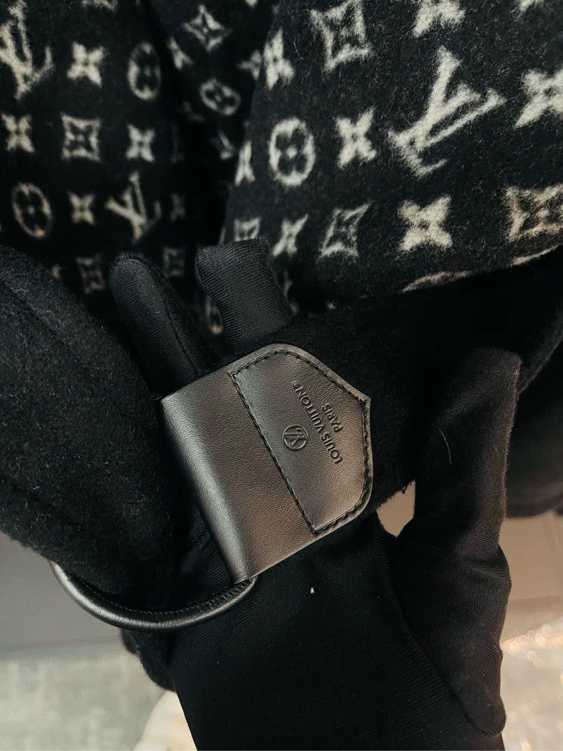Louis Vuitton Louis Vuitton Black mid-length coat with full logo and wais Size XS / US 0-2 / IT 36-38 - 5 Thumbnail