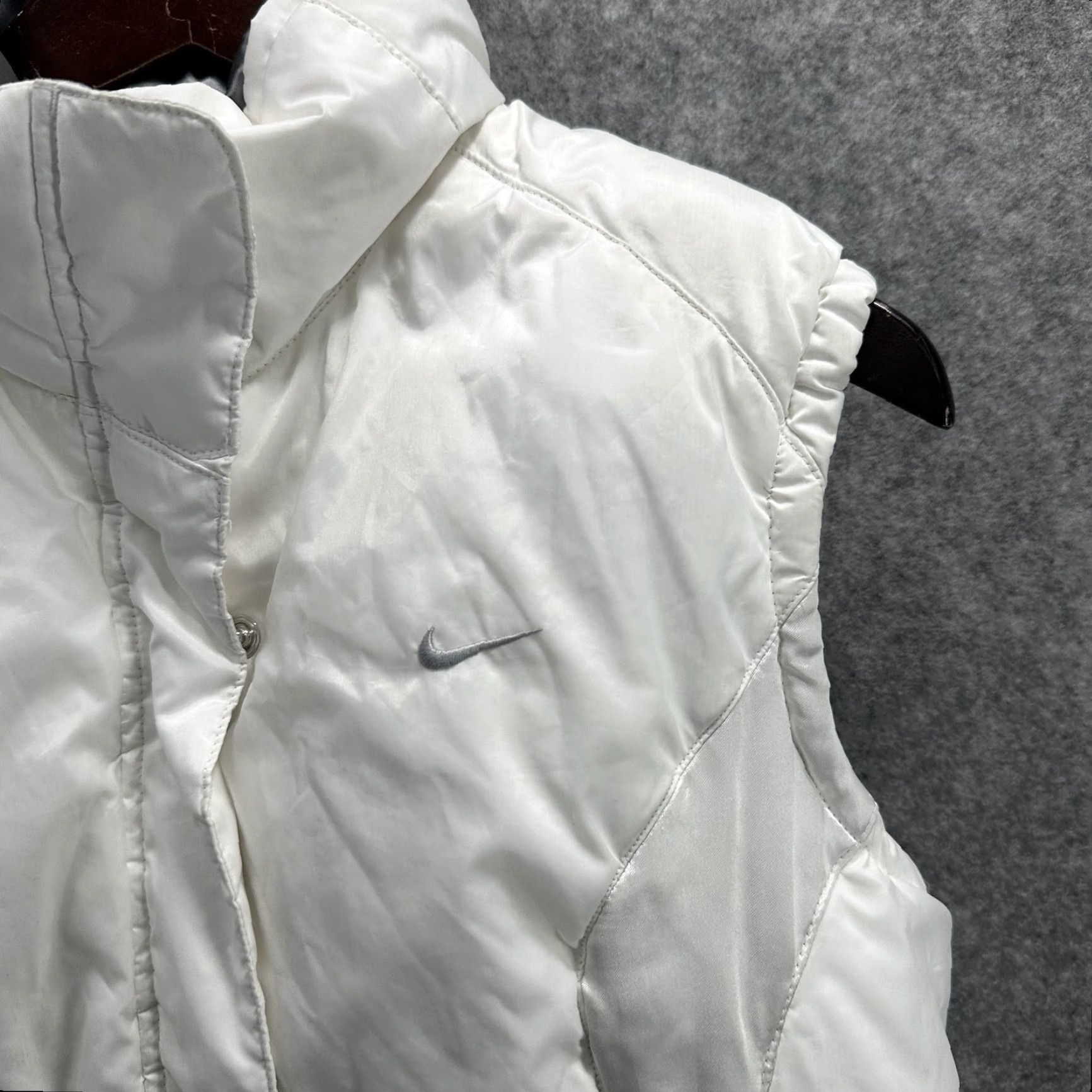 Nike VINTAGE Nike Vest Womens Large White Silver Reversible Down Puffer Zip Swoosh 213332-100 Size L / US 10 / IT 46 - 6 Thumbnail