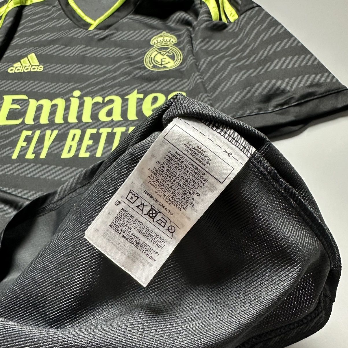Adidas REAL MADRID ADIDAS 2022/2023 FOOTBALL THIRD JERSEY #8 KROOS Size US M / EU 48-50 / 2 - 11 Thumbnail