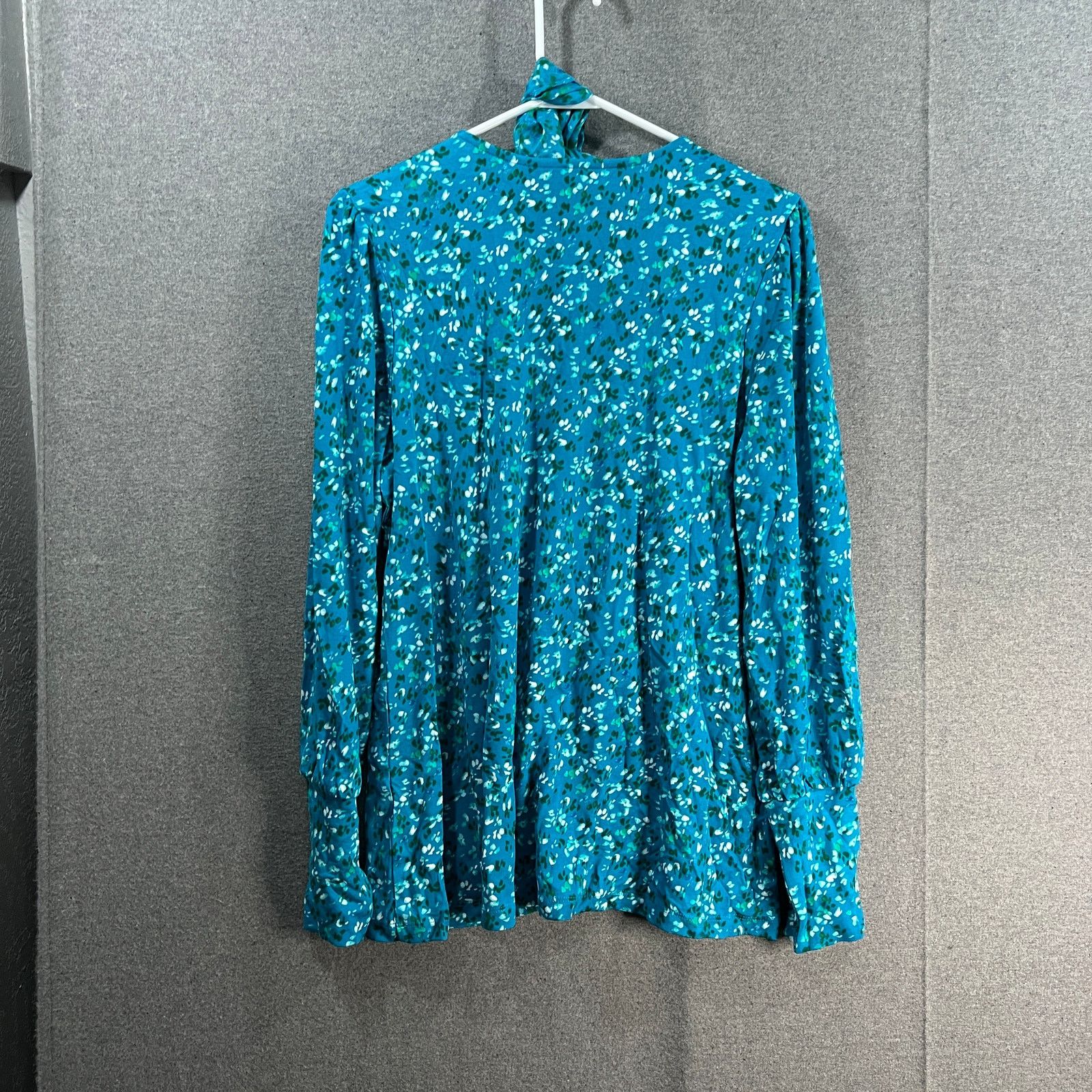 Isaac Mizrahi Isaac Mizrahi LIVE! Printed V-neck Top with Detachable Size M / US 6-8 / IT 42-44 - 2 Thumbnail