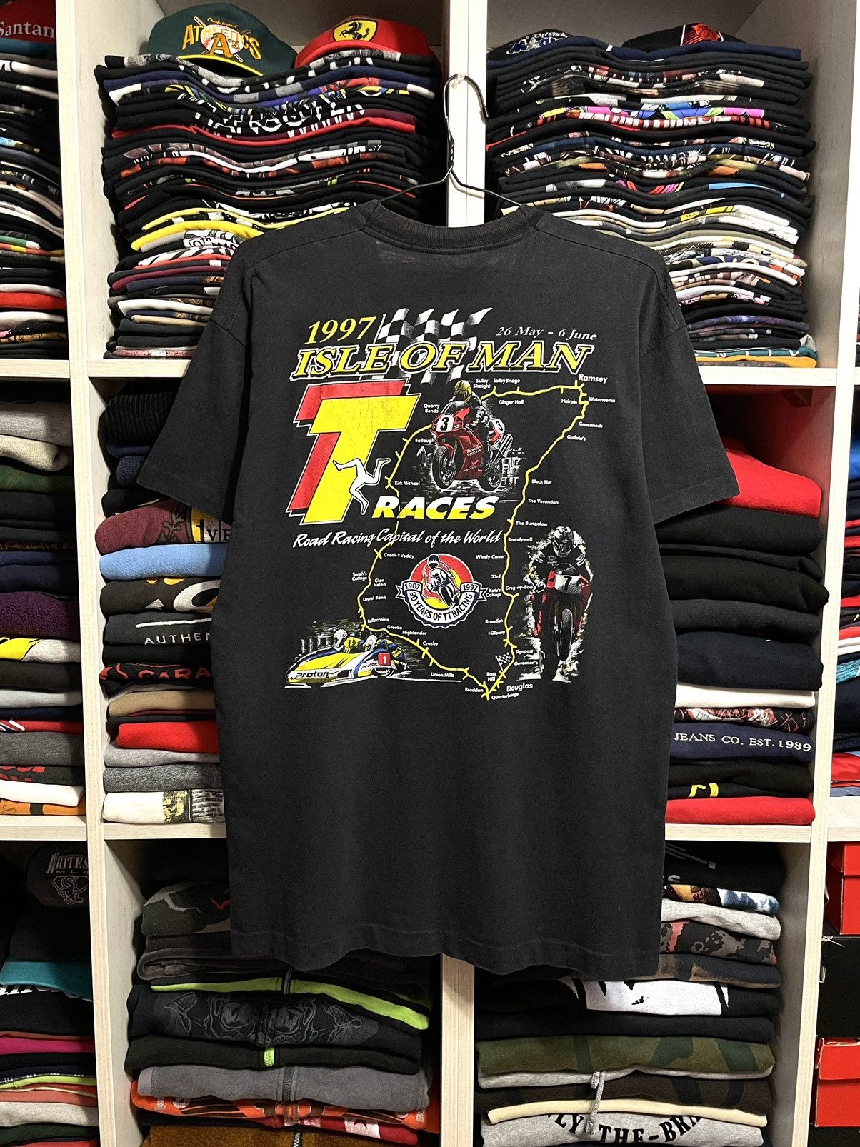 Vintage Vintage 1997 Isle Of Man 90s Racing Honda Faded T-Shirt Size US XL / EU 56 / 4 - 2 Thumbnail