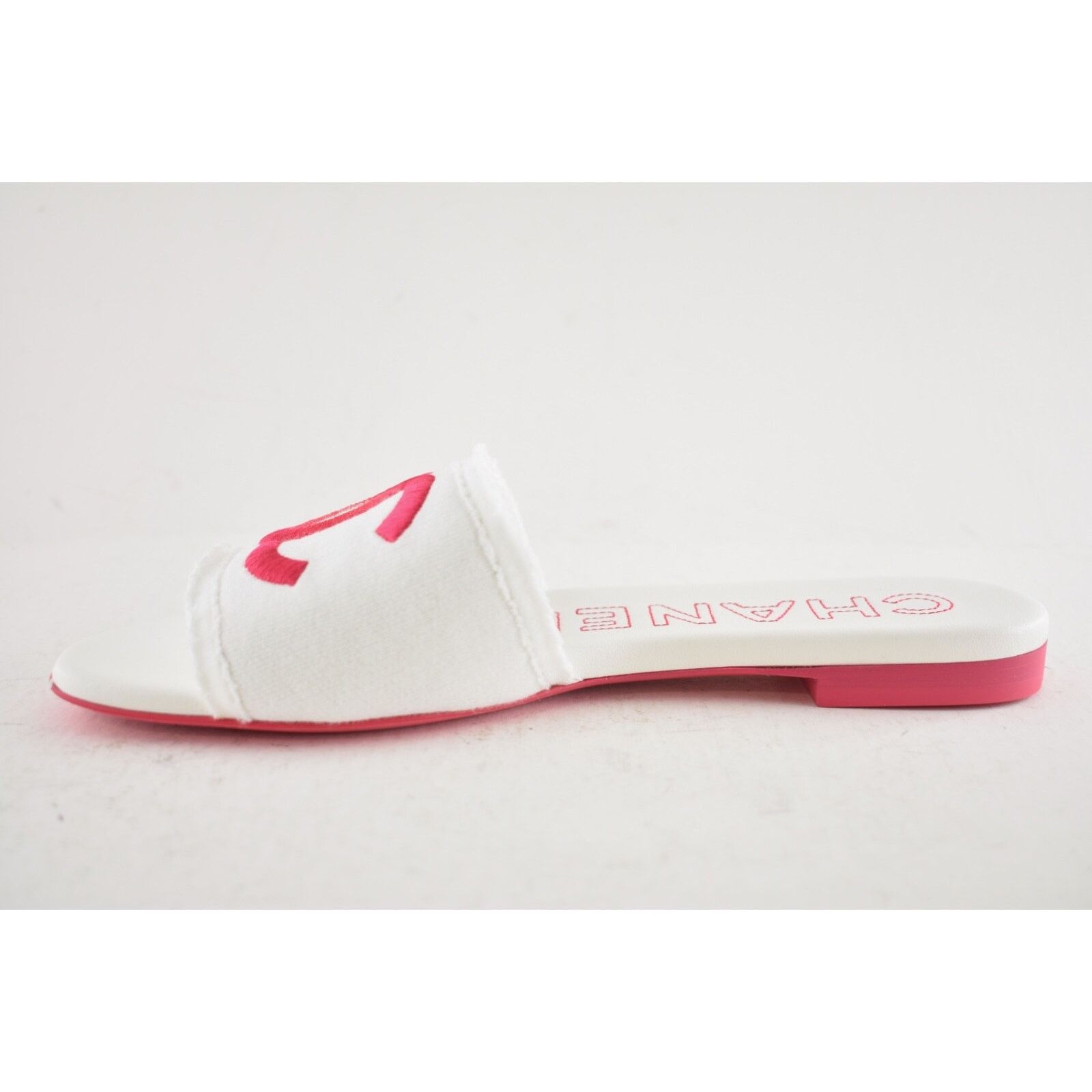 Chanel Chanel 24C White Fuchsia Pink CC Logo Fabric Knit Mule Size US 10.5 / IT 40.5 - 12 Thumbnail