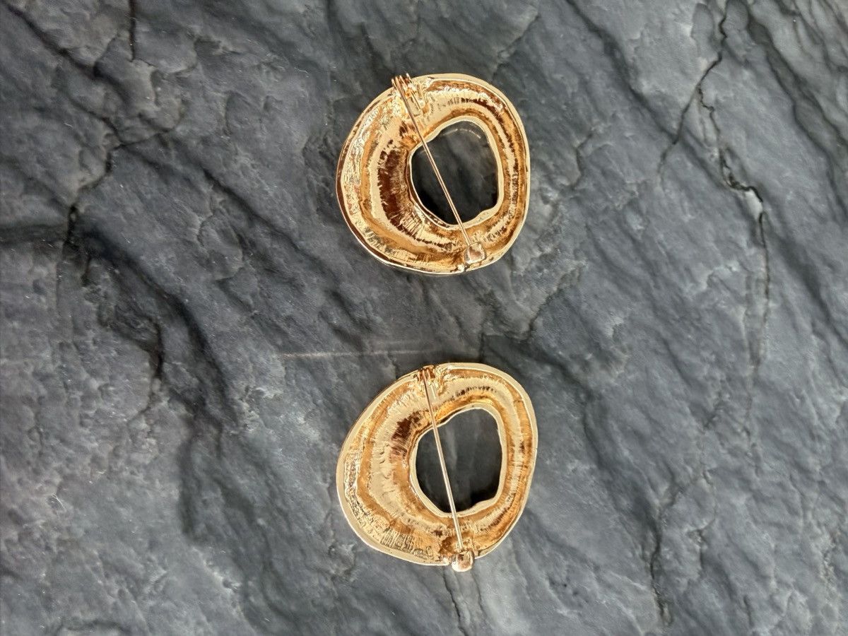 Other Two Gold round brooch lapel pin Size ONE SIZE - 2 Thumbnail