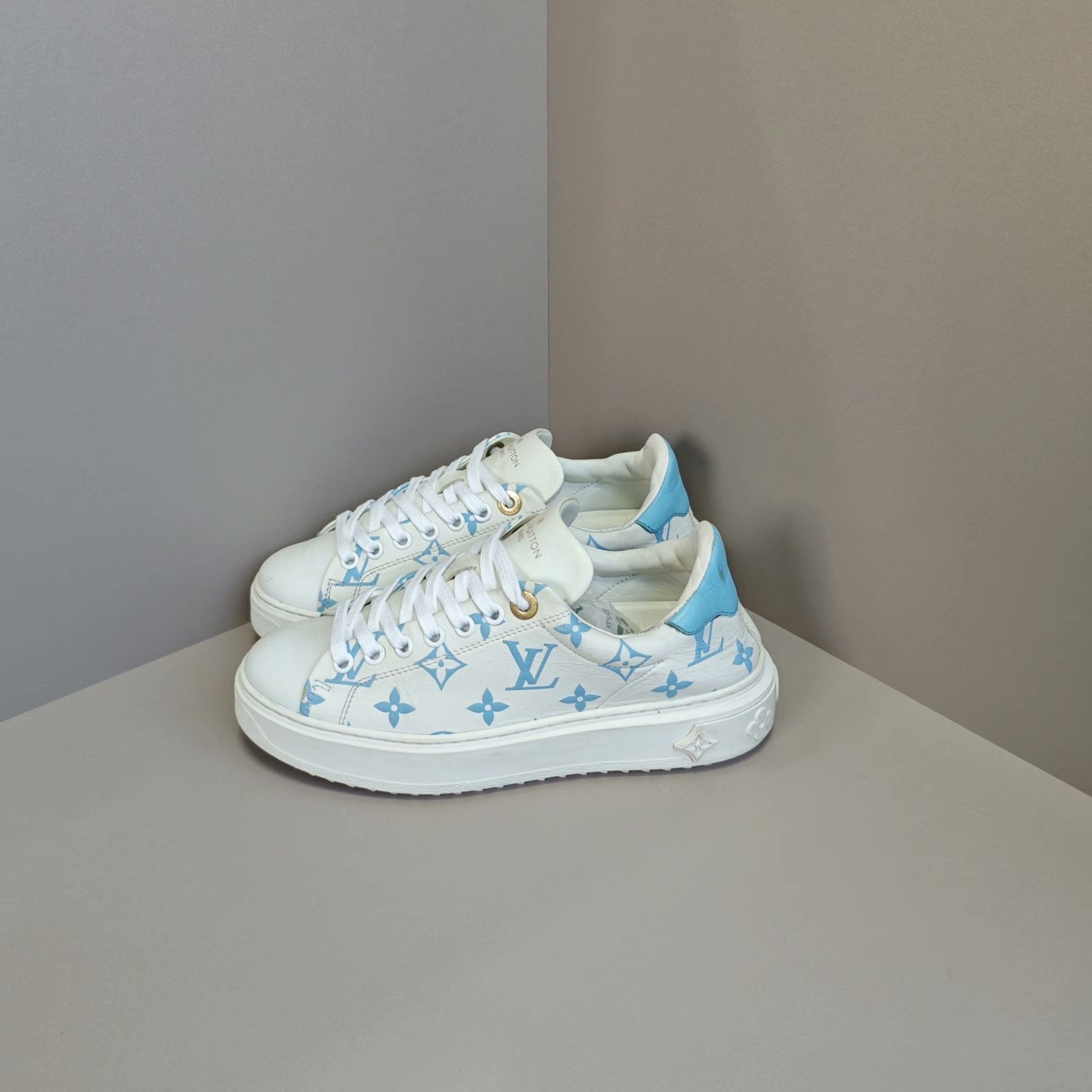 Louis Vuitton Louis Vuitton Lowtop Sneakers us_5 Women Size US 5 / IT 35 - 1 Thumbnail