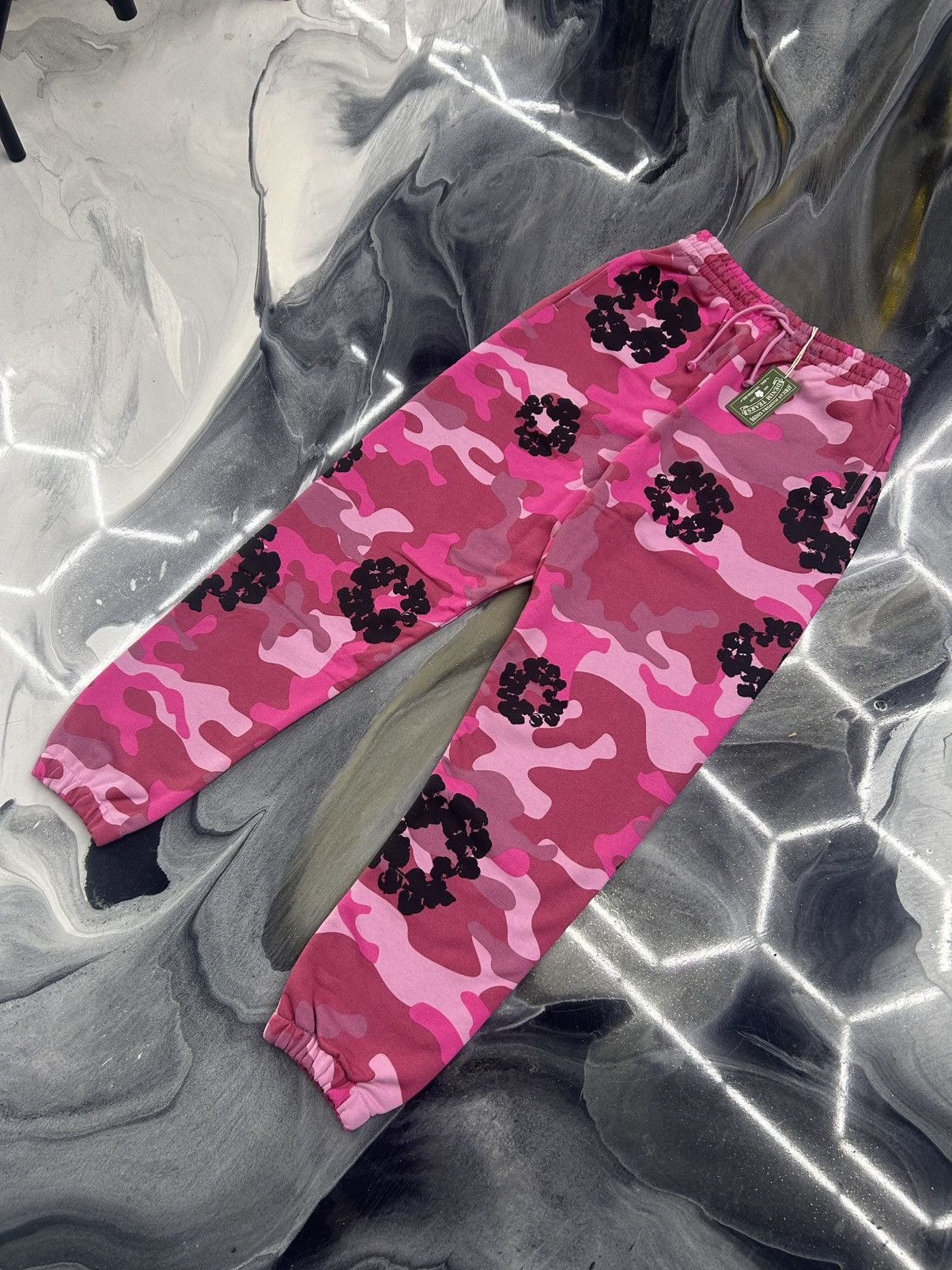 DENIM TEARS Denim Tears Pink Camo Cotton Wreath Sweatpants Size M Size US 32 / EU 48 - 3 Thumbnail