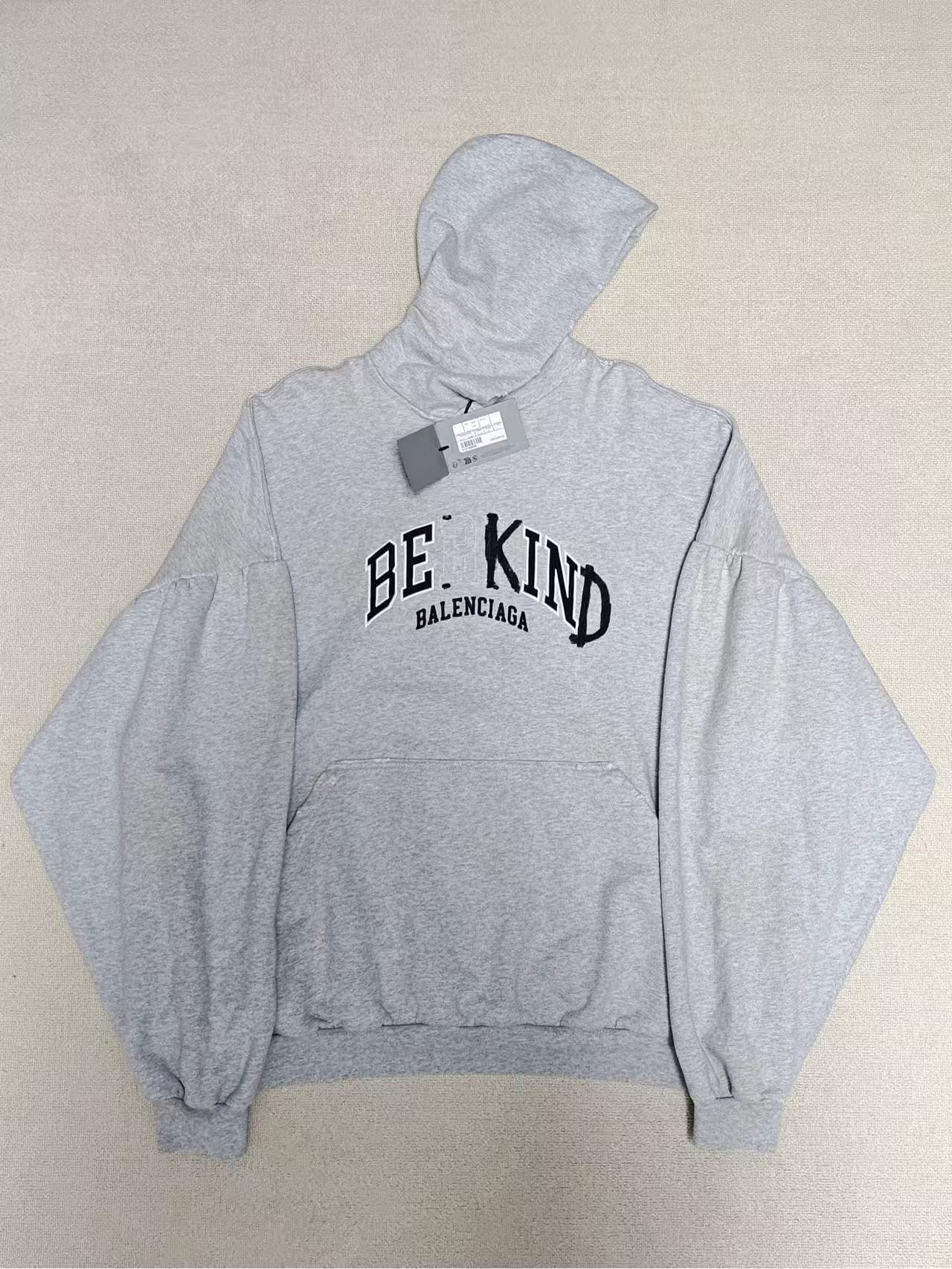 【バレンシアガ】セール！BE KIND ヴィンテージ フーディ BALENCIAGA】BE KIND ラウンドフーディ オーバーサイズ