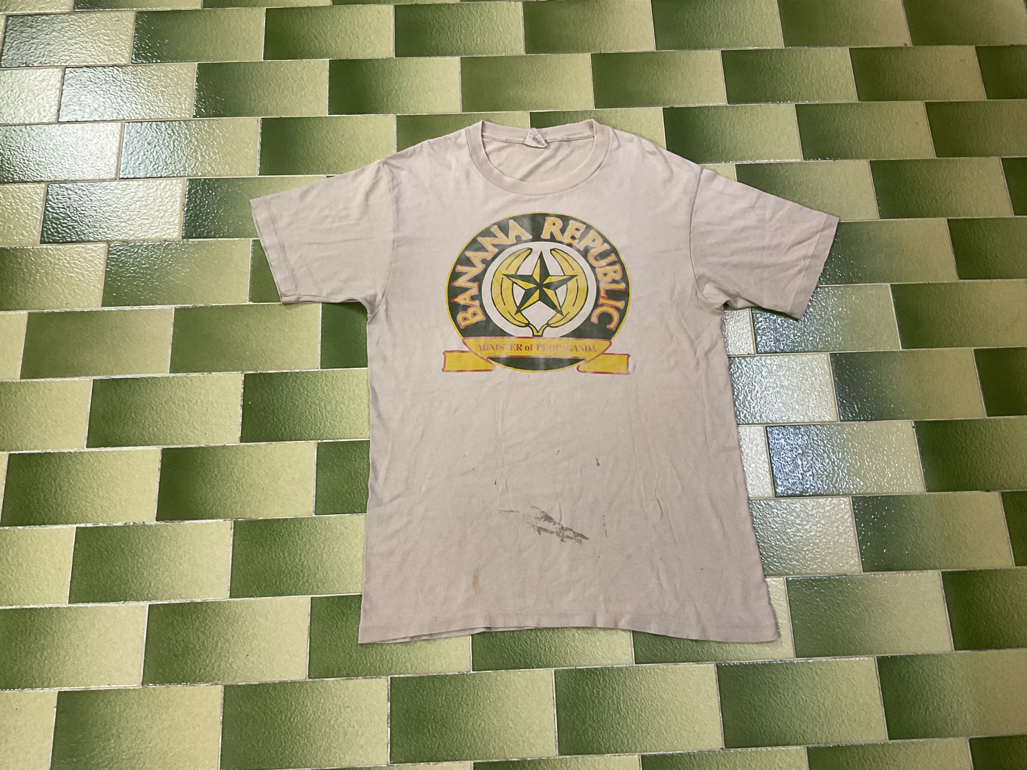 Banana Republic Vintage Worn Trashed 90s Banana Republic Propaganda Tee Size US L / EU 52-54 / 3 - 1 Thumbnail