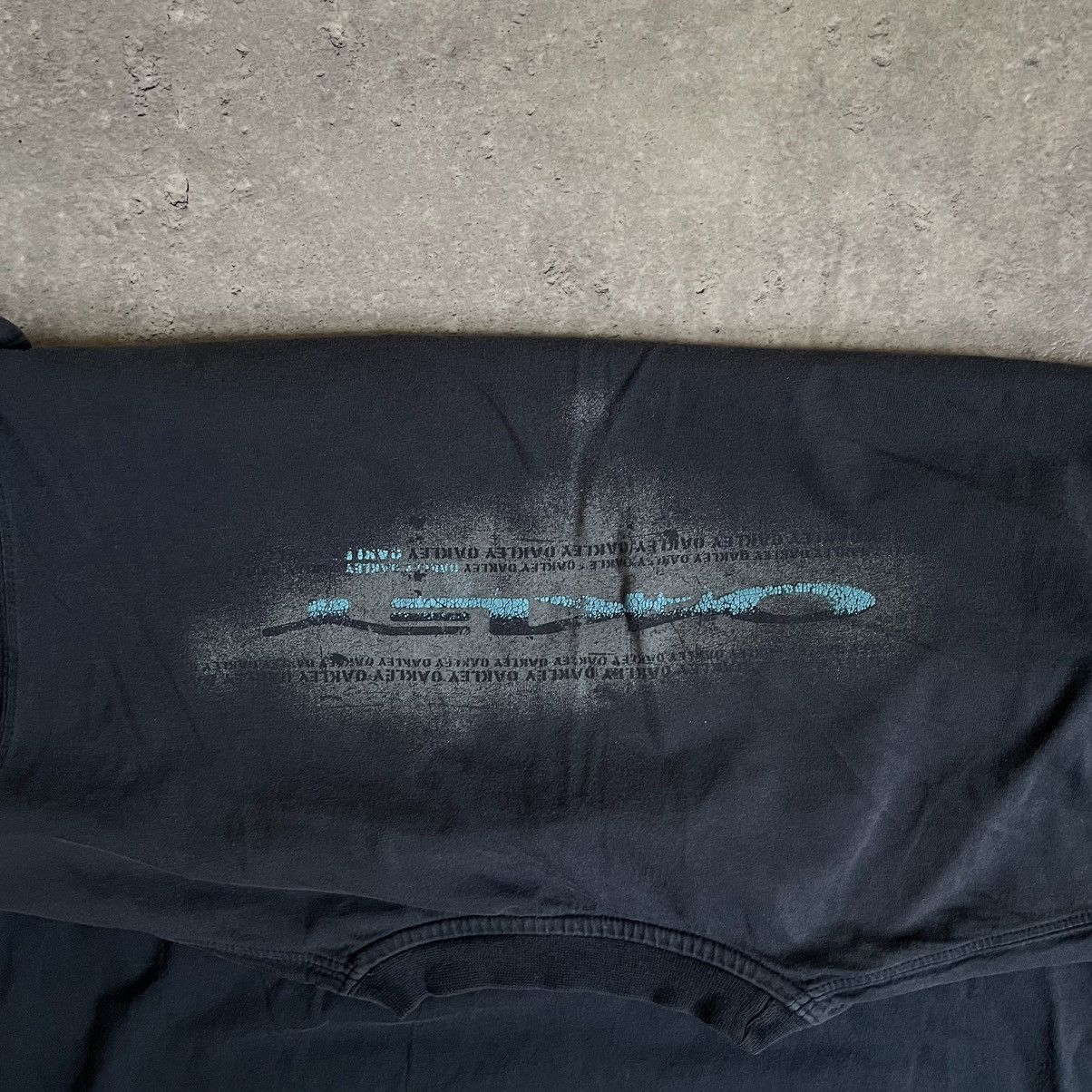 Oakley × Vintage Vintage Oakley Med Faded Multilogo T-Shirt Size US M / EU 48-50 / 2 - 4 Thumbnail