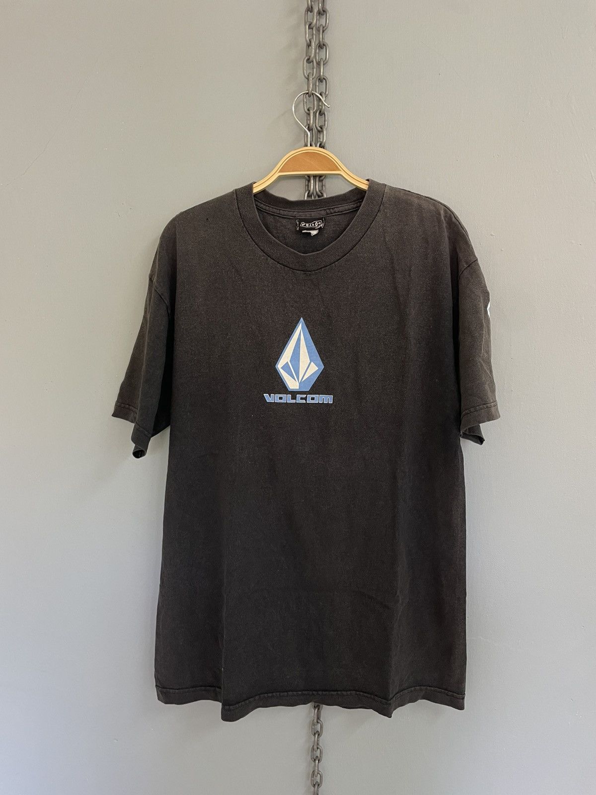 Vintage Vintage Y2K Volcom sunfaded t shirt Size US L / EU 52-54 / 3 - 1 Thumbnail