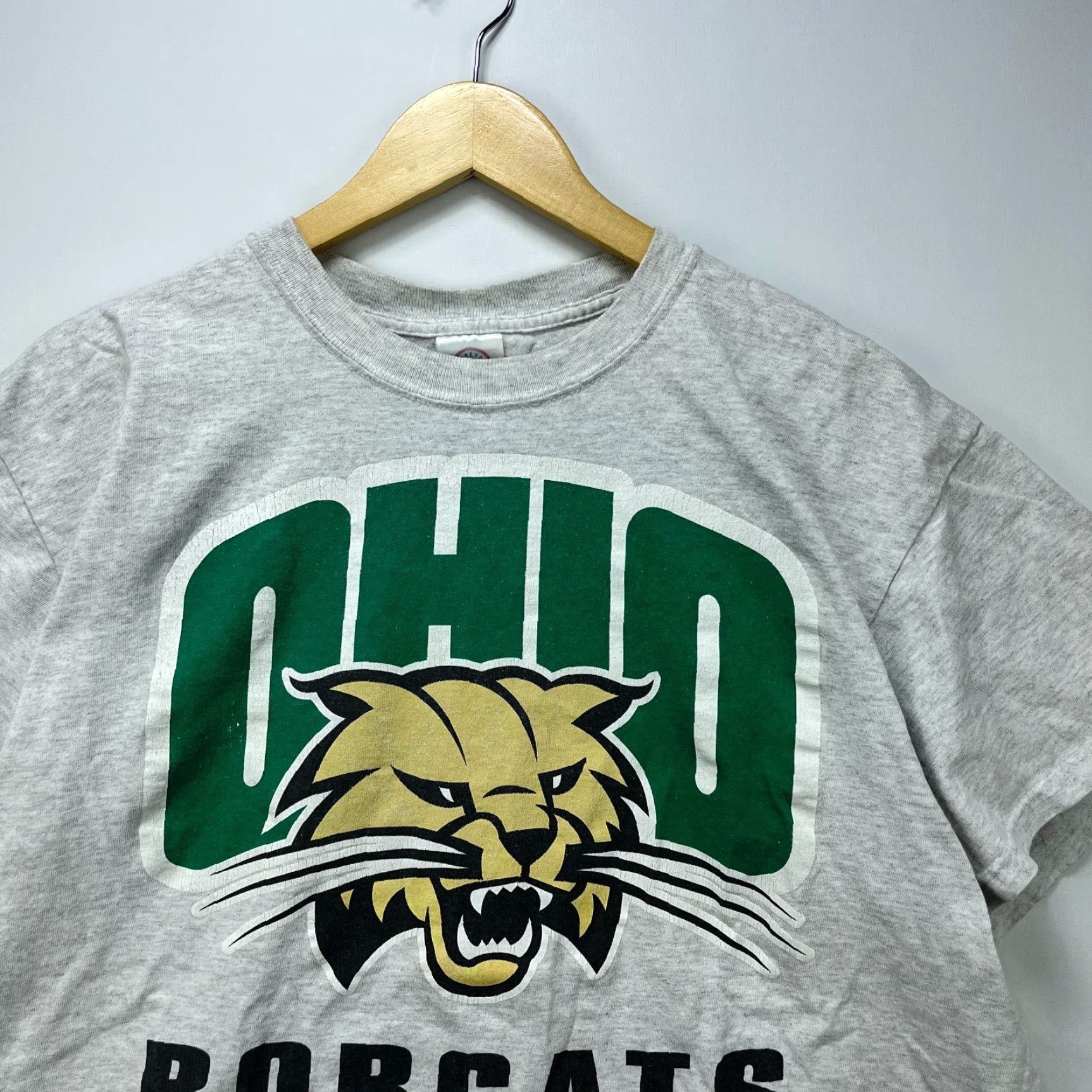 The Mountain VINTAGE Ohio University Bobcats T-shirt L Mens Gray 90s/Concert/Football? Just kidding. Size US L / EU 52-54 / 3 - 2 Thumbnail