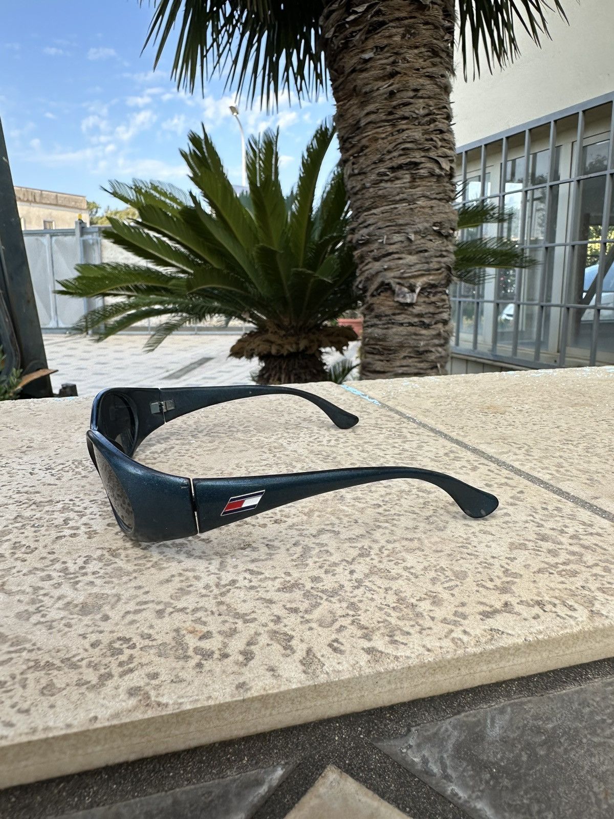 Tommy Hilfiger × Vintage Tommy Hilfiger Navy Sunglasses Size ONE SIZE - 2 Thumbnail