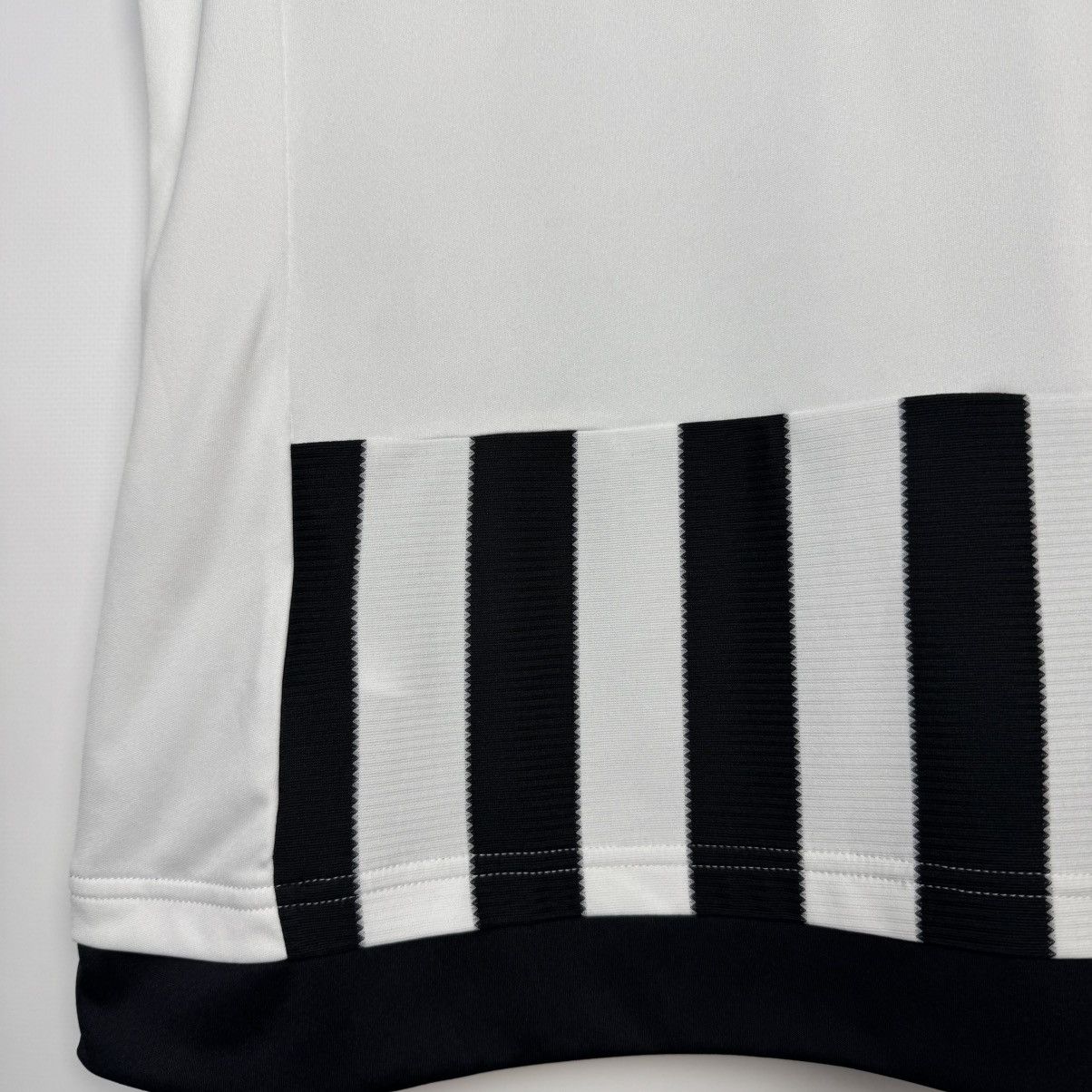 Adidas JUVENTUS 2015 2016 HOME FOOTBALL SHIRT SOCCER JERSEY ADIDAS Size US M / EU 48-50 / 2 - 16 Thumbnail