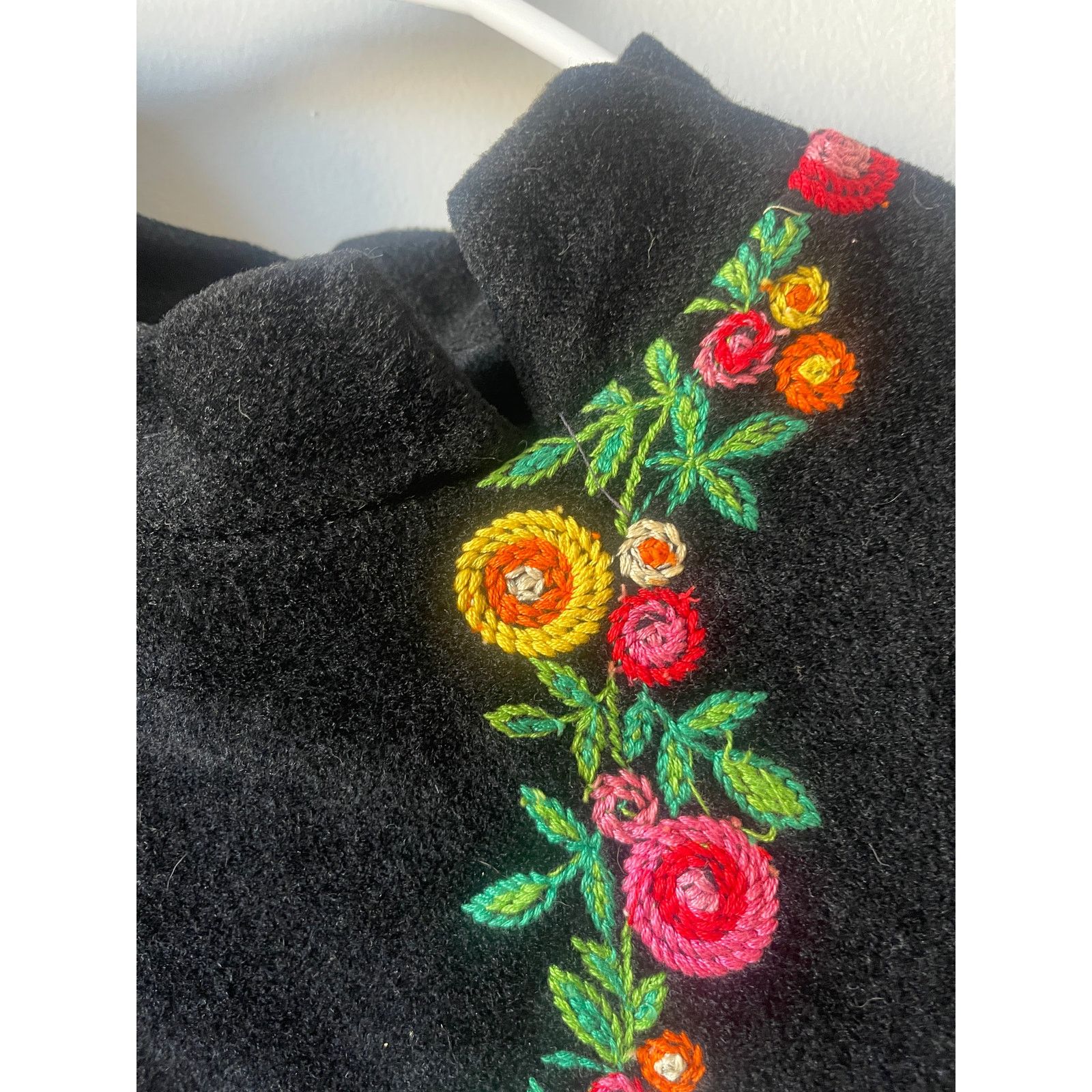 Vintage Vintage Embroidered Floral Velour Long Womens Nightgown Robe Size ONE SIZE - 5 Thumbnail