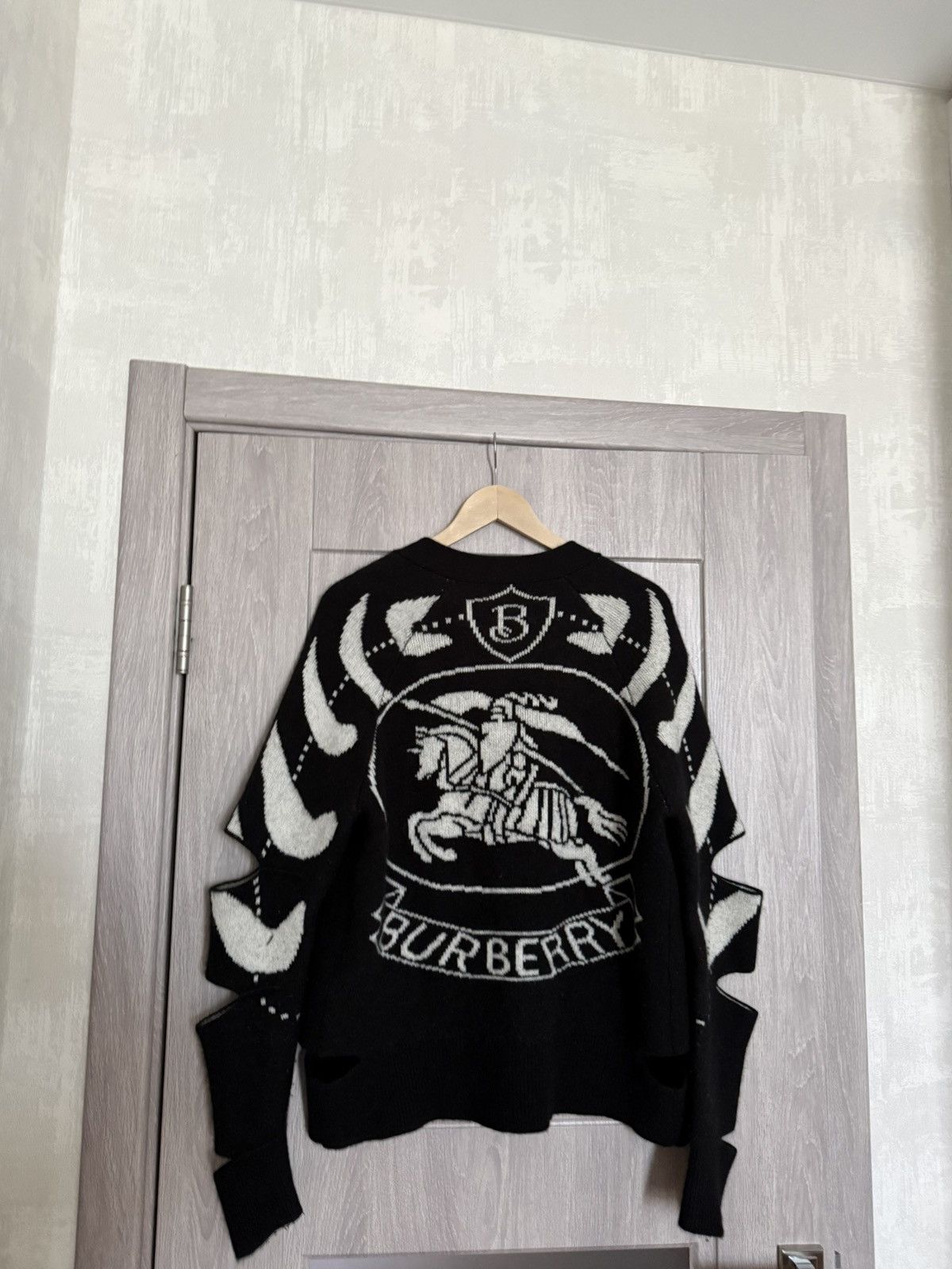 Burberry Burberry Merino Wool Cashmere Logo Intarsia Cut Out Sweater Size S / US 4 / IT 40 - 5 Thumbnail